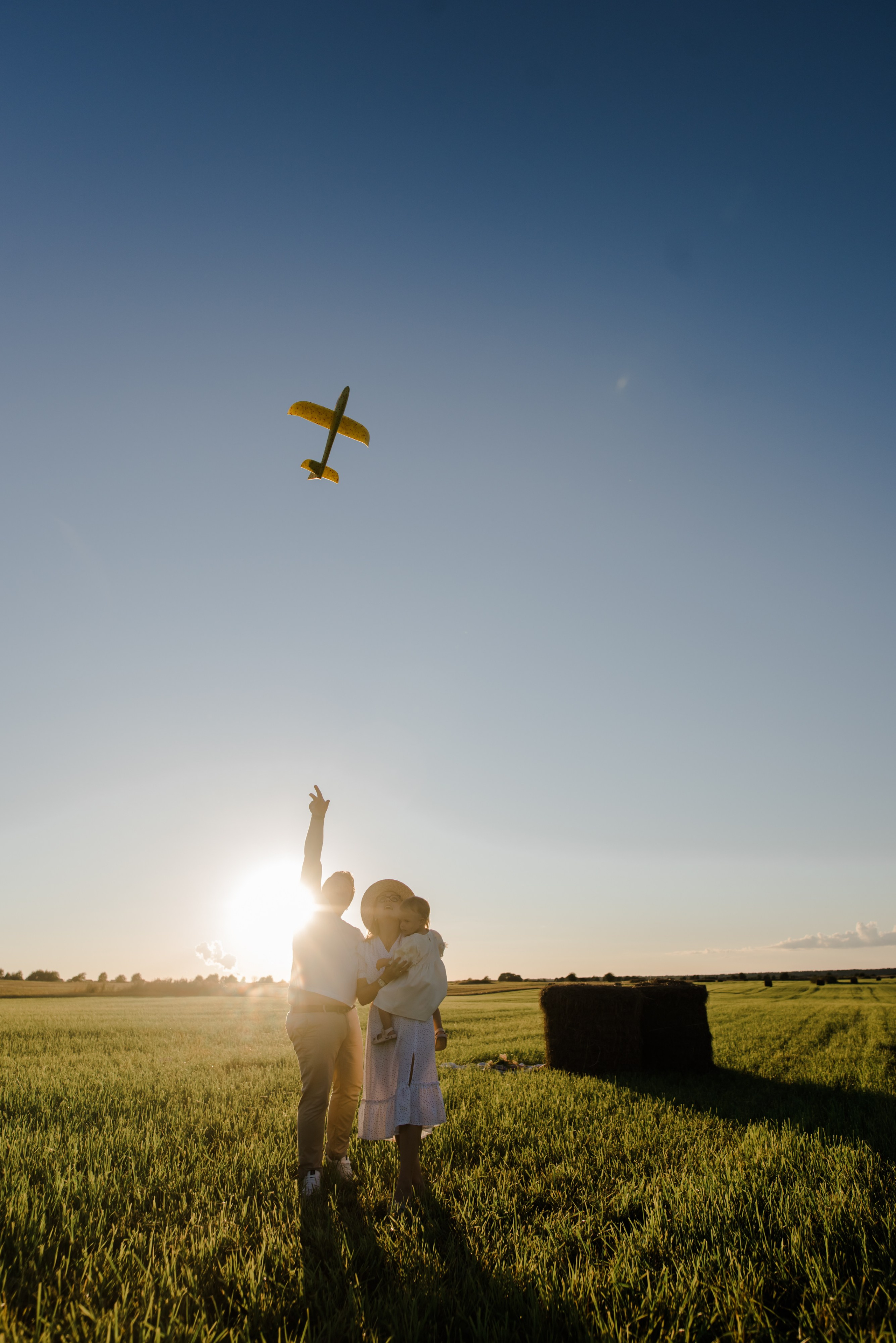 Семья в поле. Свадебный и семейный фотограф Евгения Кононова