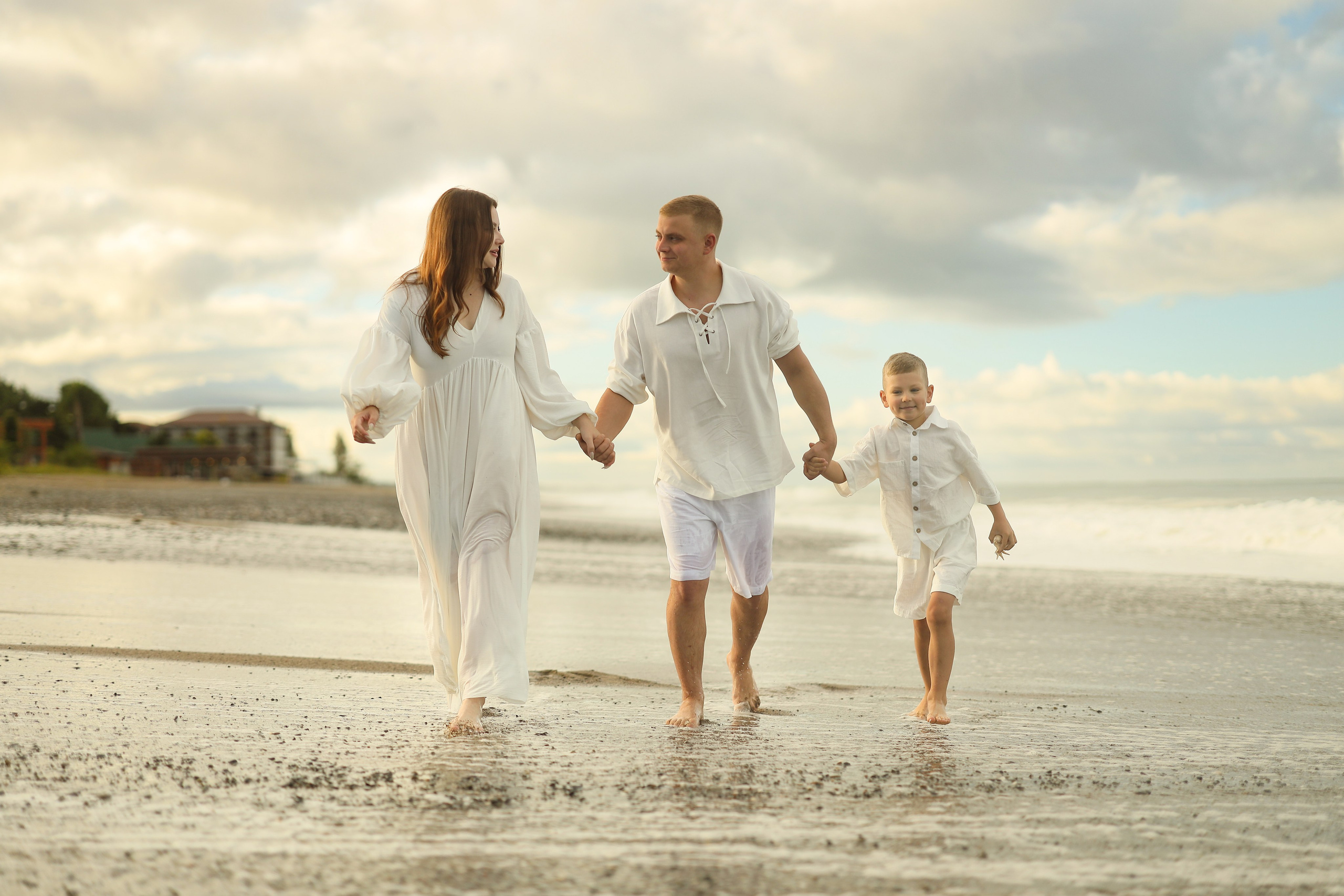 Семейная фотосессия на пляже в Сухуме. Свадебный и семейный фотограф в Абхазии Жанна Соснина
