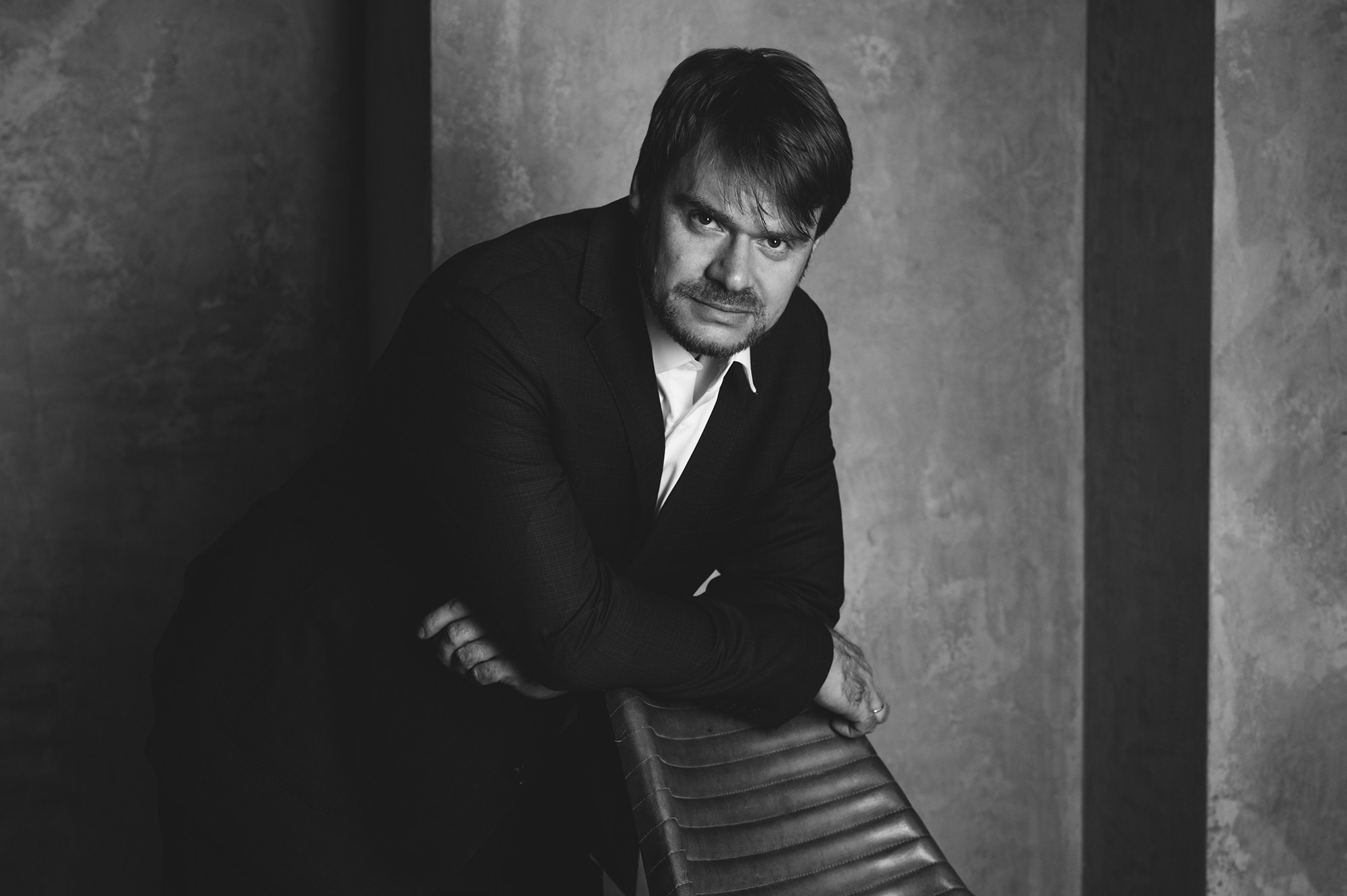 Черно-белый портрет мужчины в студии 