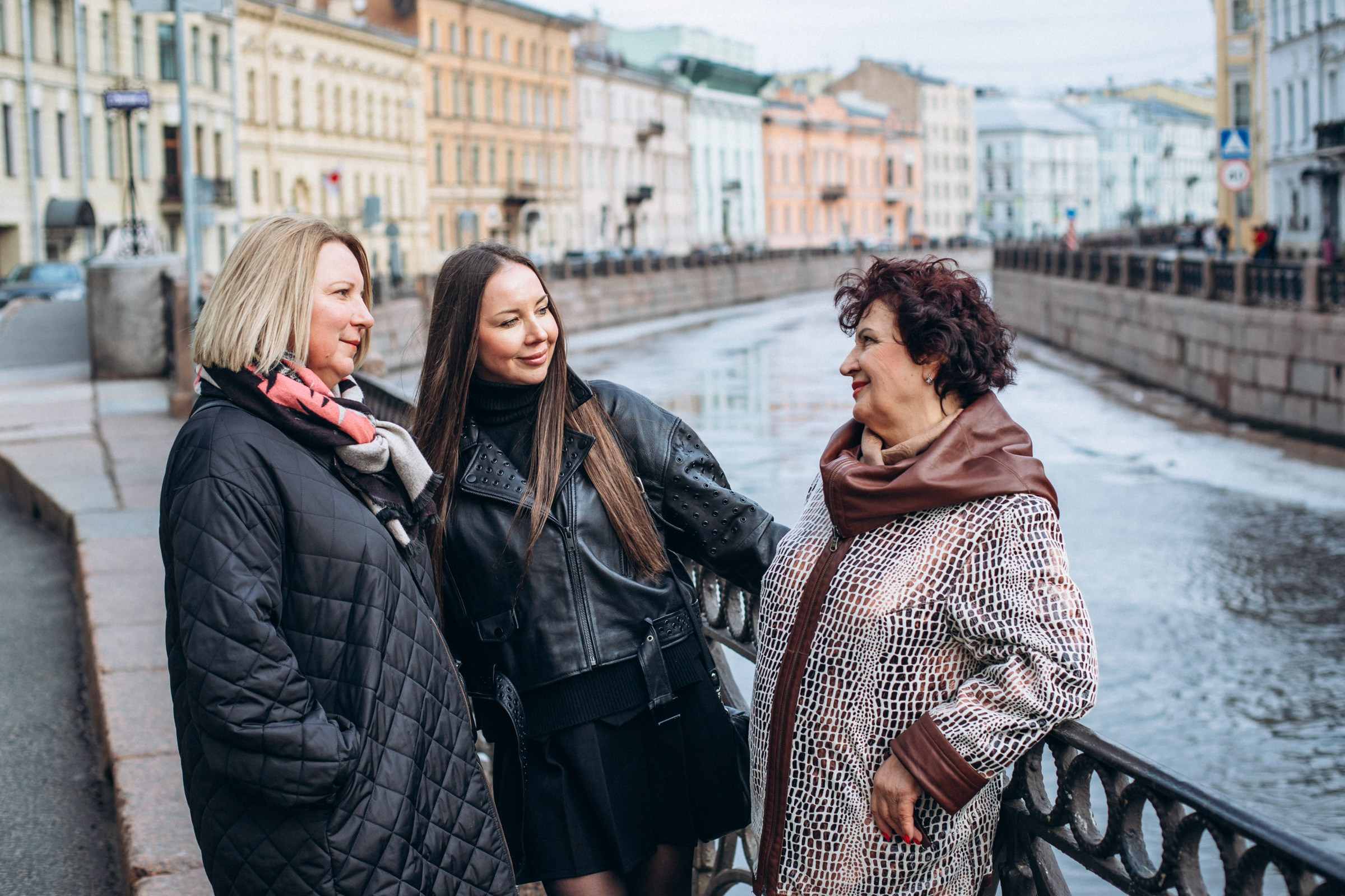 Анна с семьей в марте. Фотопрогулка в Петербурге. Индивидуальный и семейный фотограф в Санкт-Петербурге