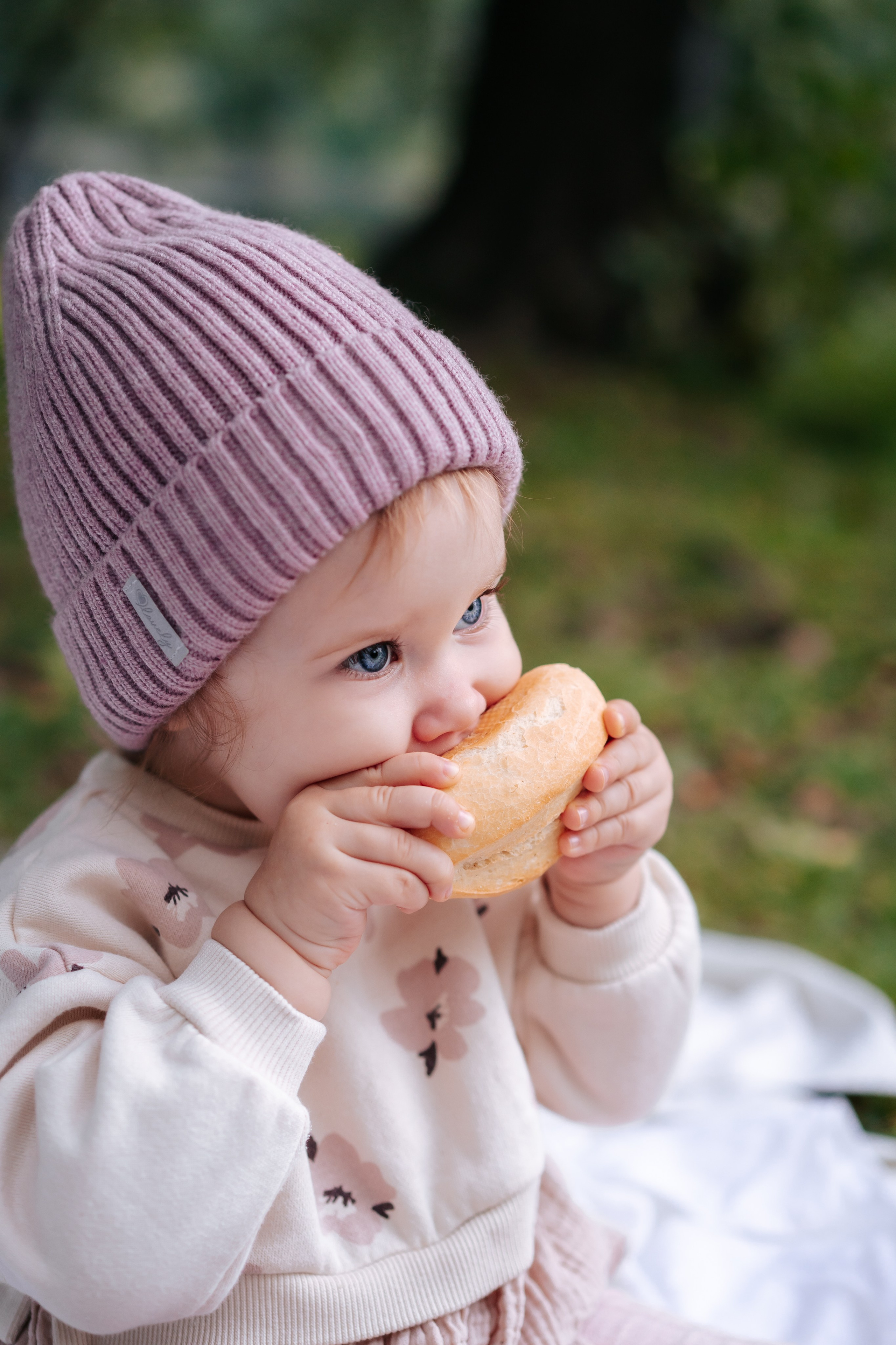 Евангелина с мамой в парке. Детская, семейная фотостудия в Санкт-Петербурге
