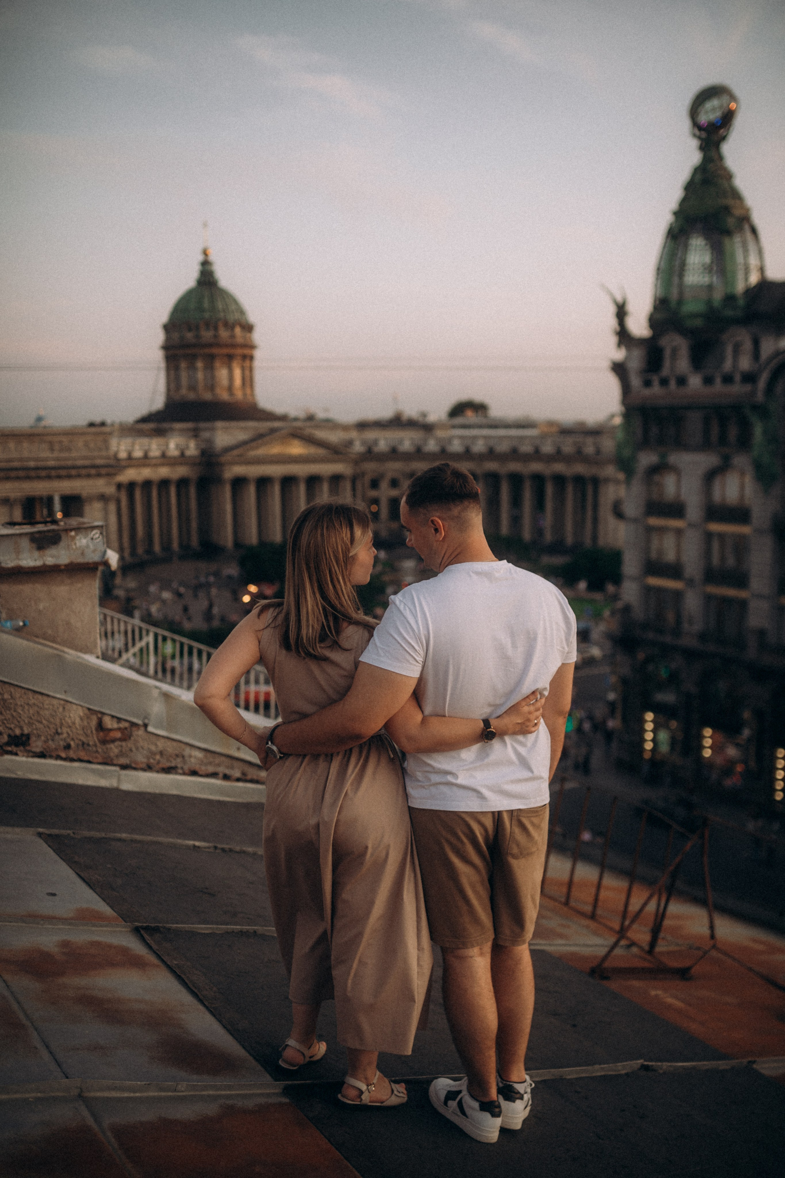 Мы сидим на питерской, теплой крыше. Фотограф в Санкт Петербурге Лара Великова