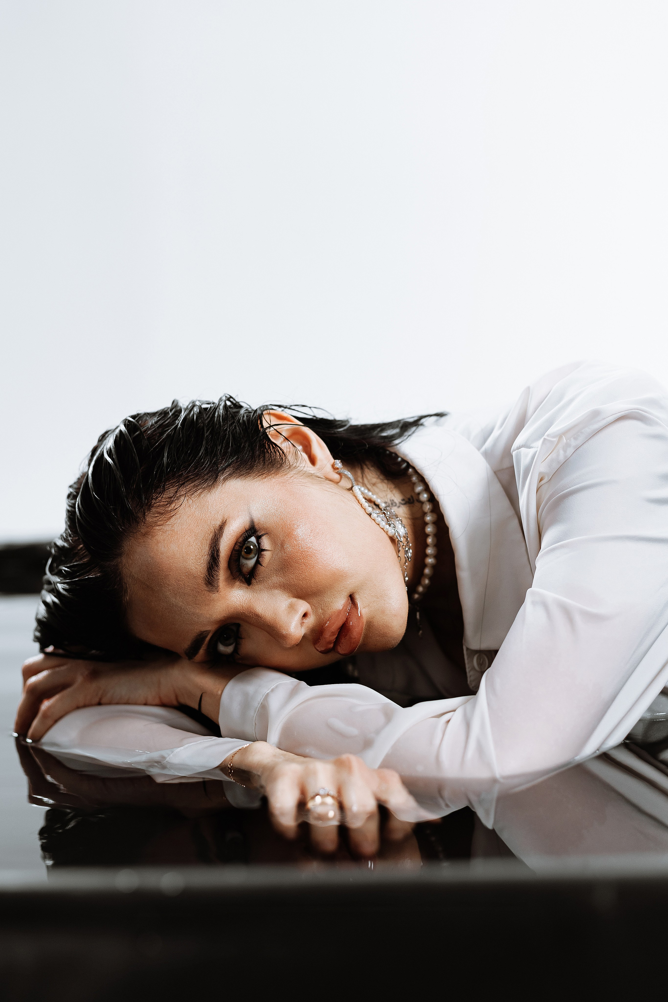 фотосессия в бассейне в фотостудии, сборный бассейн в фотостудии, студийный свет, творческая фотосессия, женский портрет