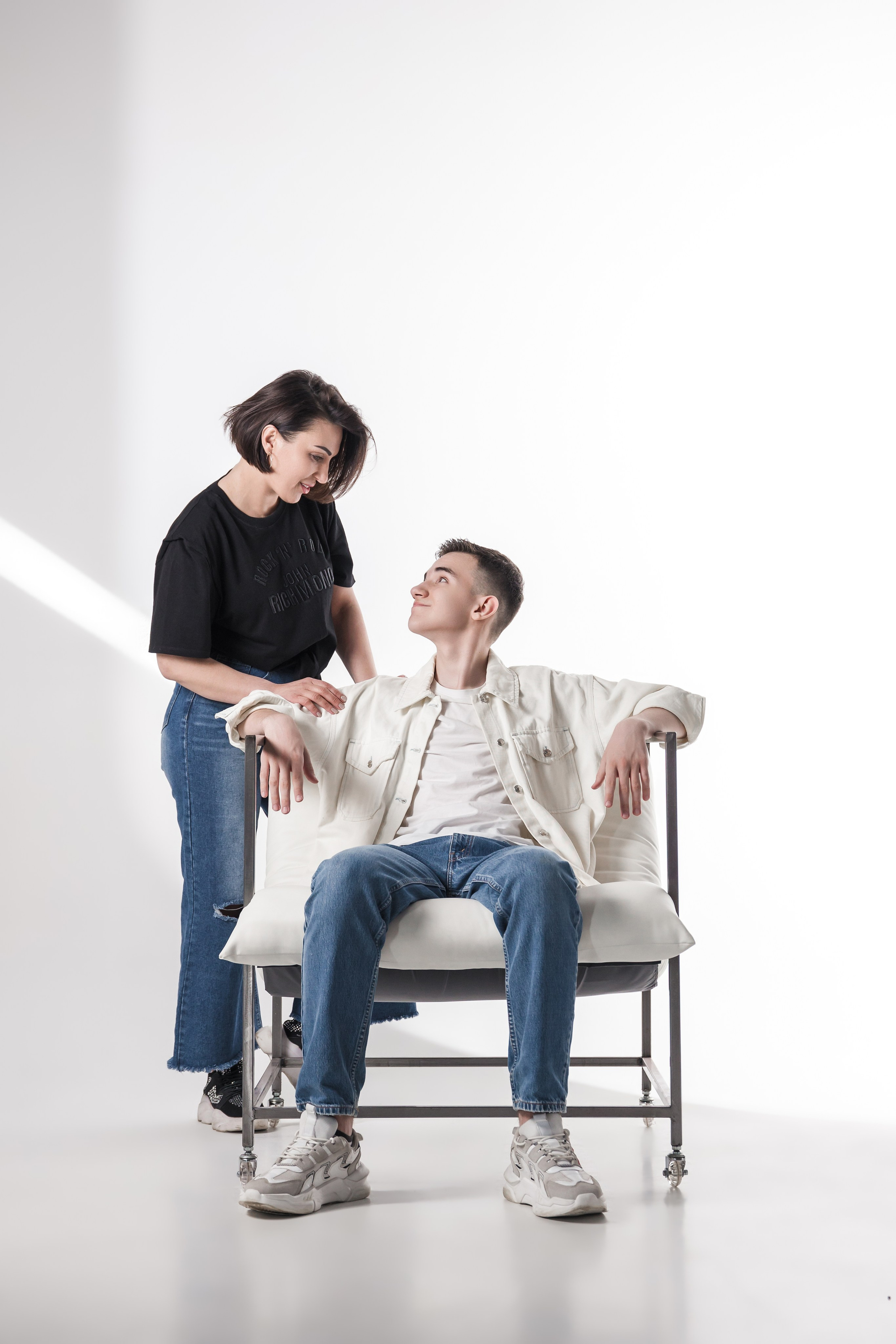 Мама и сын_циклорама. Фотограф Воронеж, Новая Усмань Мария Бублик