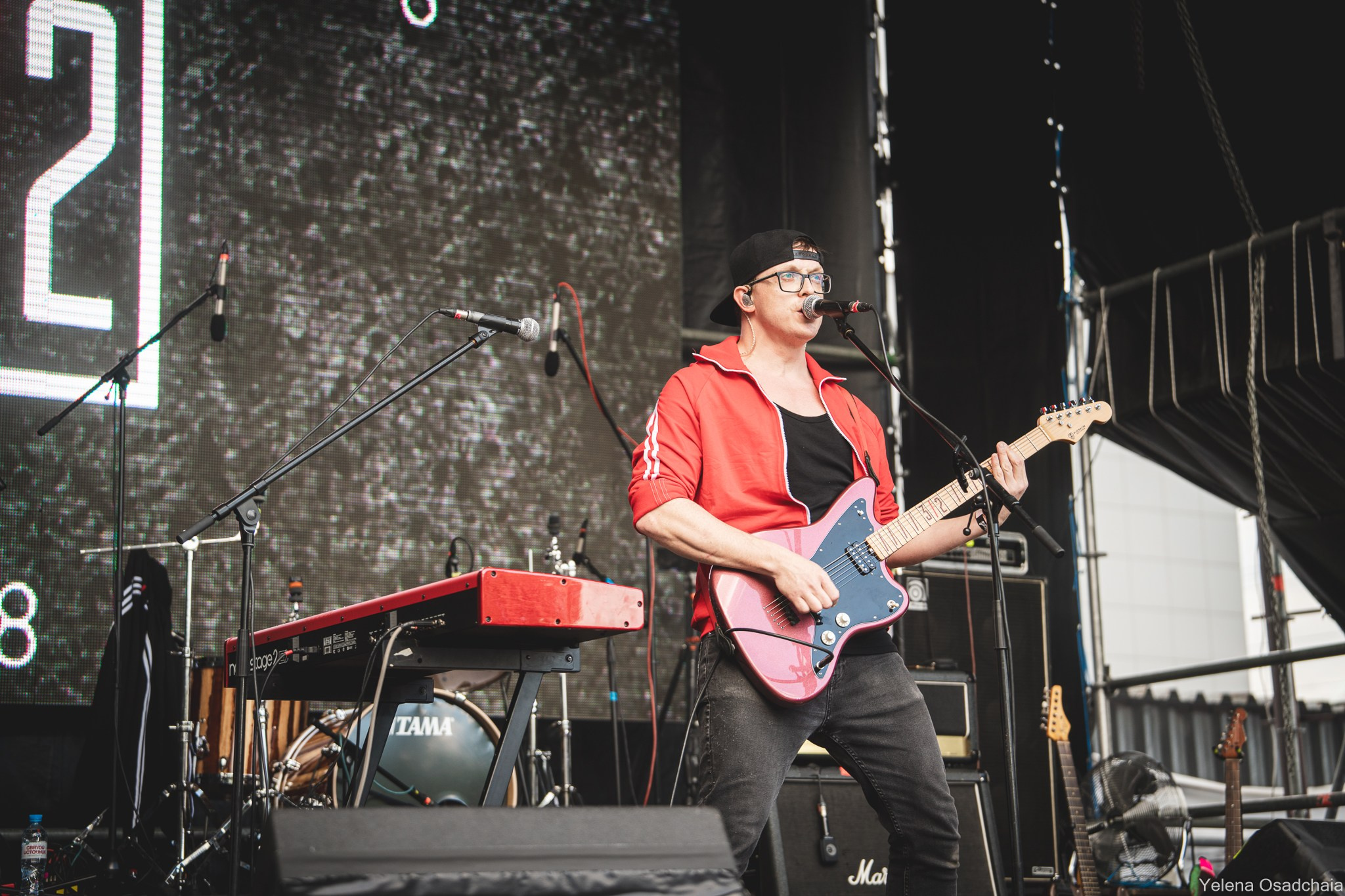 Живой 2025 — День 1. Елена Осадчая — фотографирую музыку на сцене и в жизни