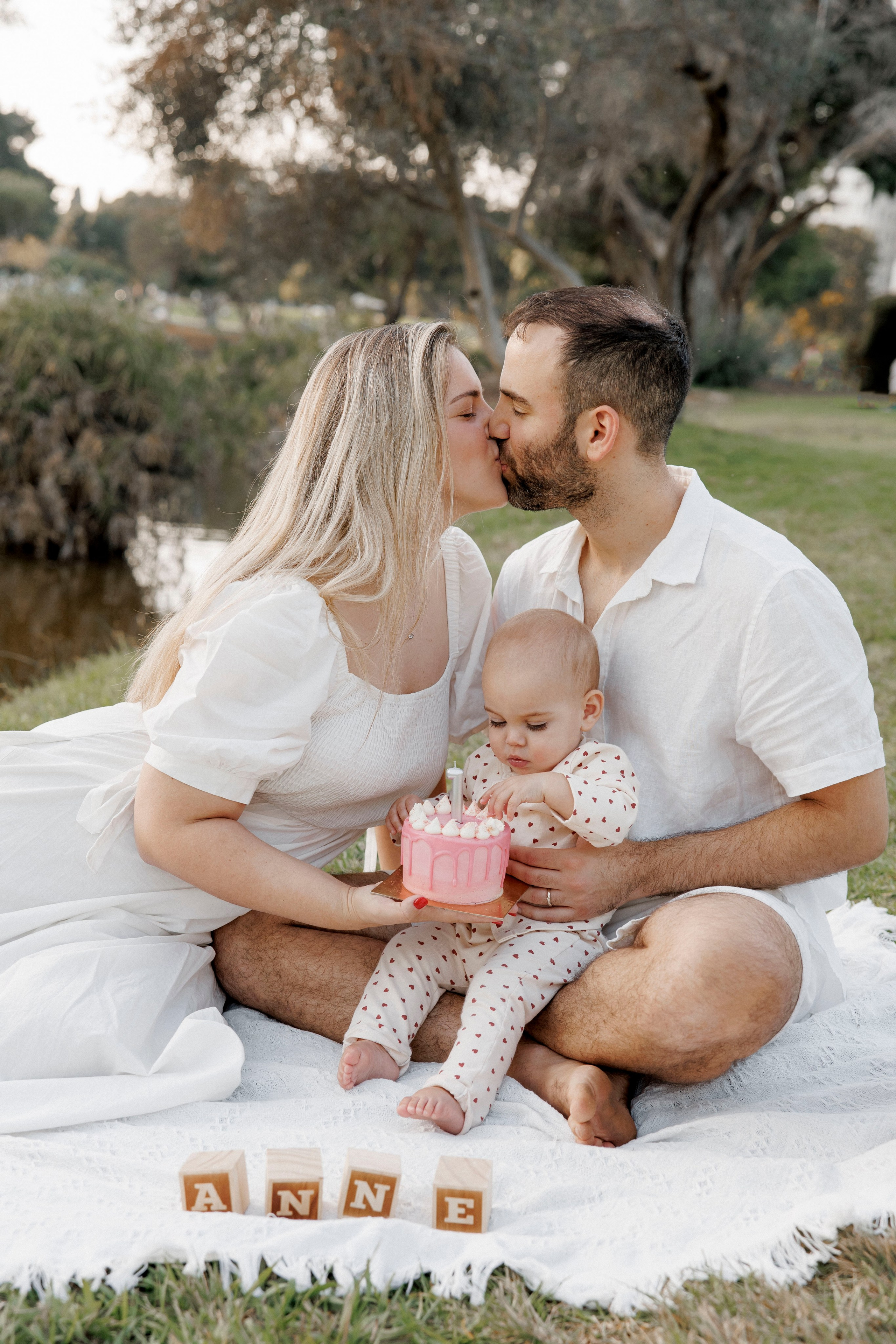 First year photoshoot inside the park (sunset). Wedding and family photographer