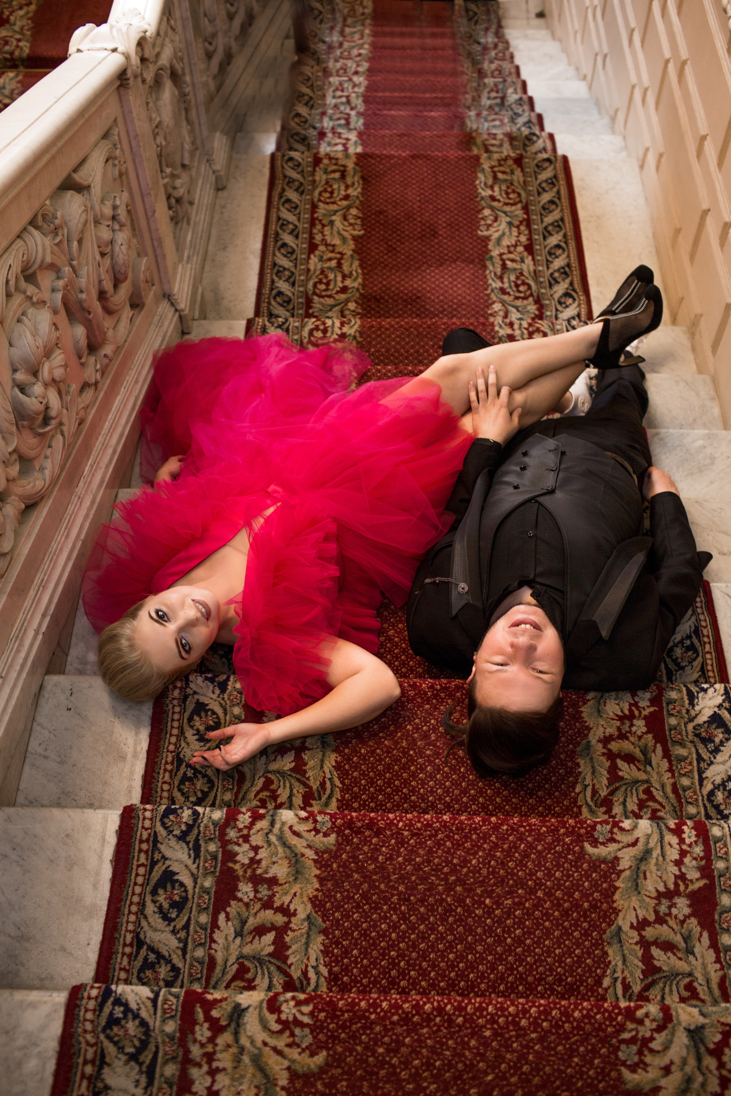 Искренний момент на фоне города, невеста в красном наряде