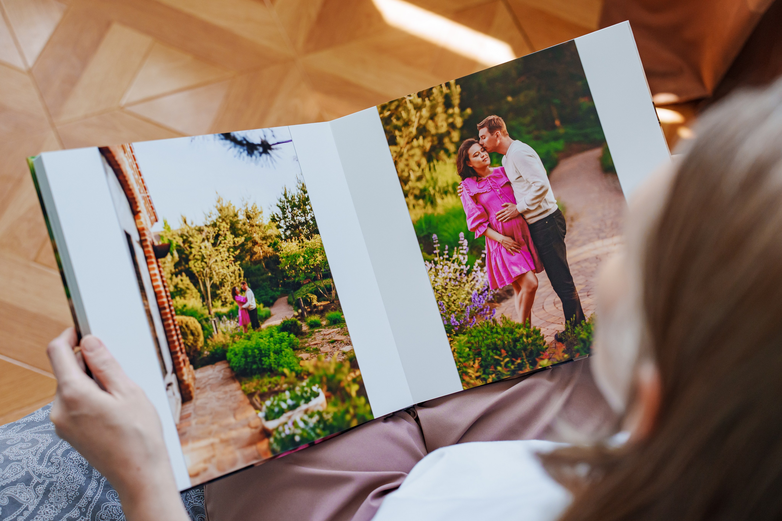 Подарочная фотокнига в Ростове-на-Дону | Разворот альбома беременности в Олд Хаус | Фотограф Андрей Сайфутдинов