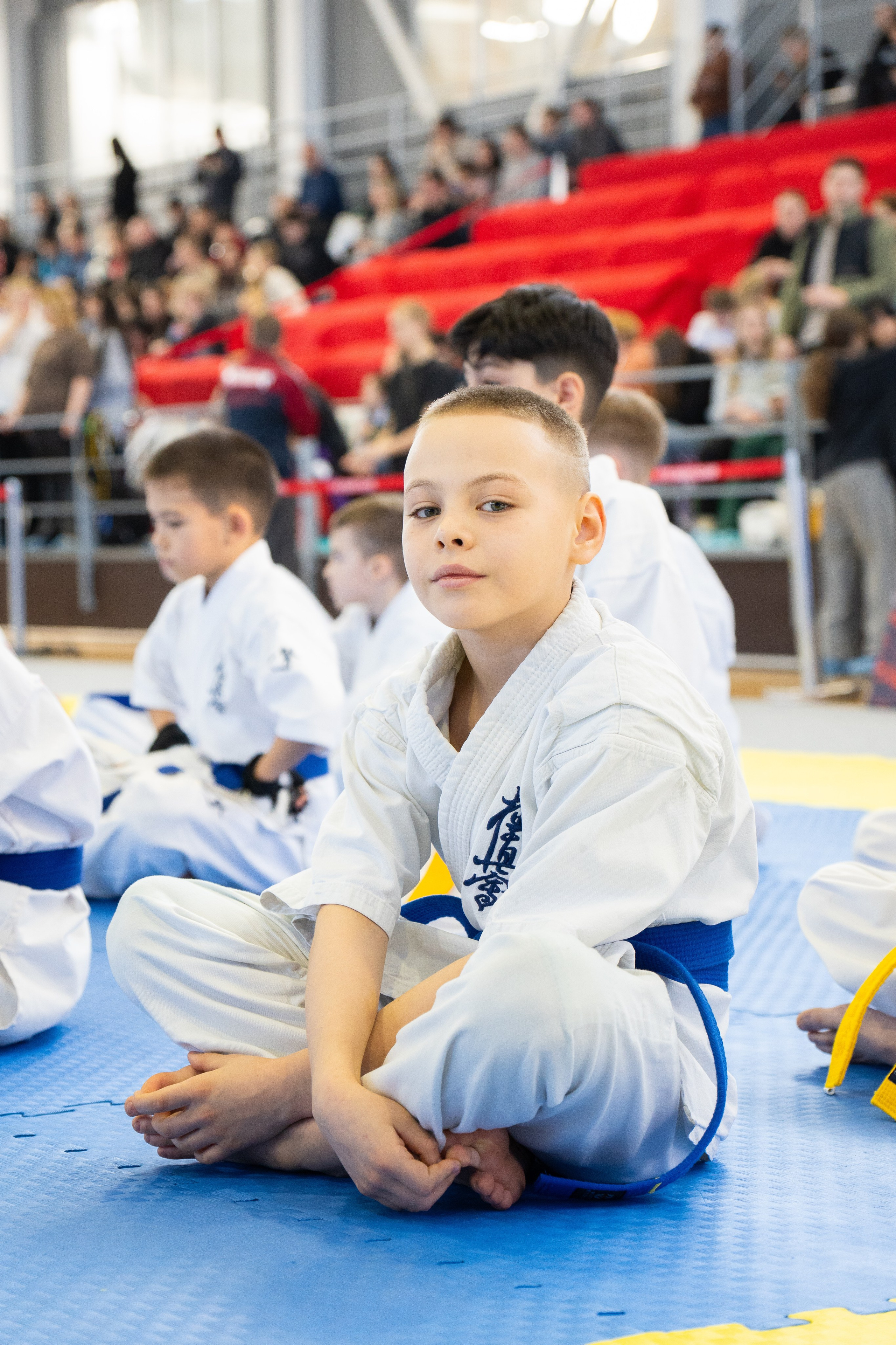 Репортажный фотограф зафиксировал участника соревнований по тхэквондо в напряжённой атмосфере турнира