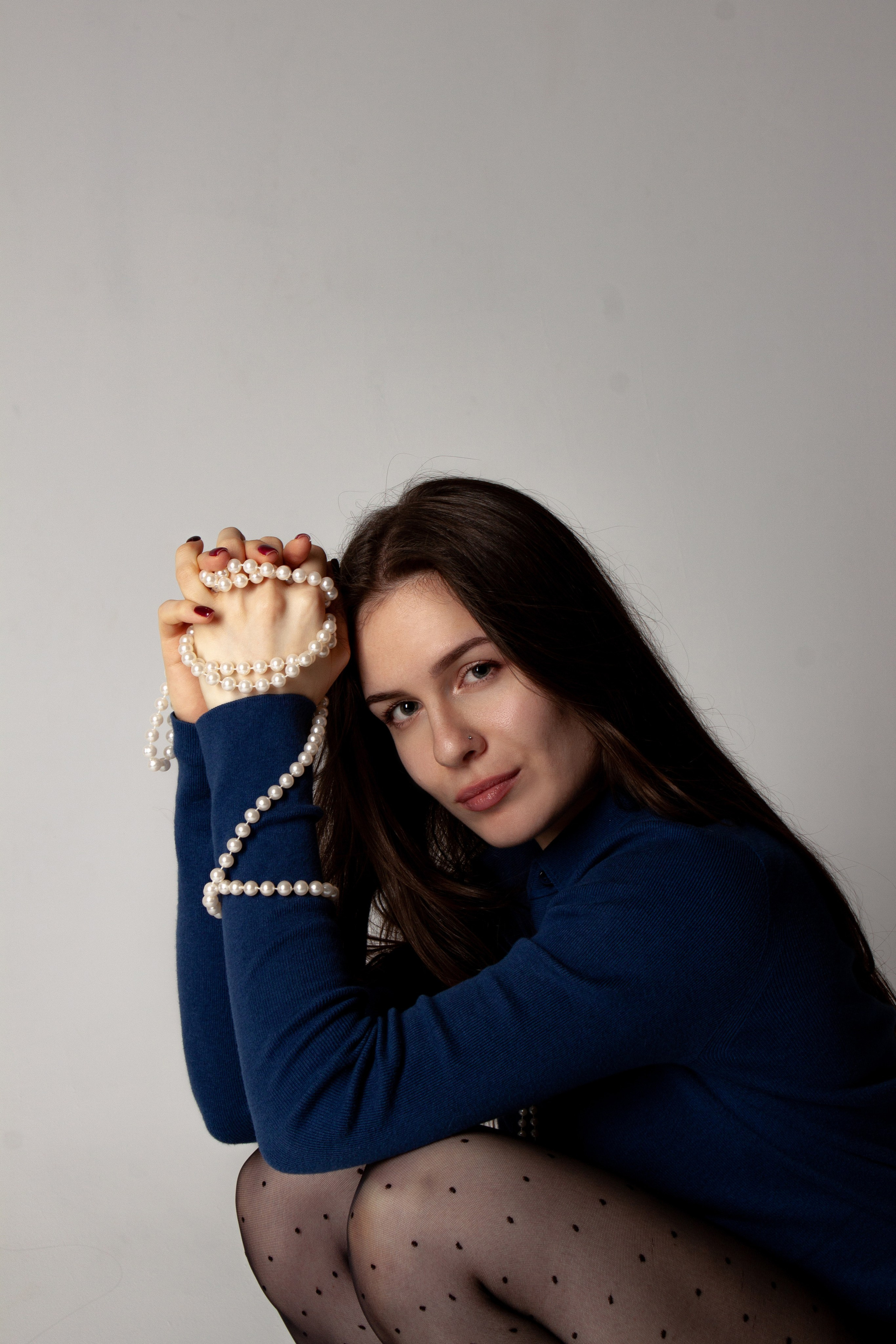 Стильная томная фотосессия в студии в зеленых цветах в тренче. Фотограф Наталья Воронина Москва