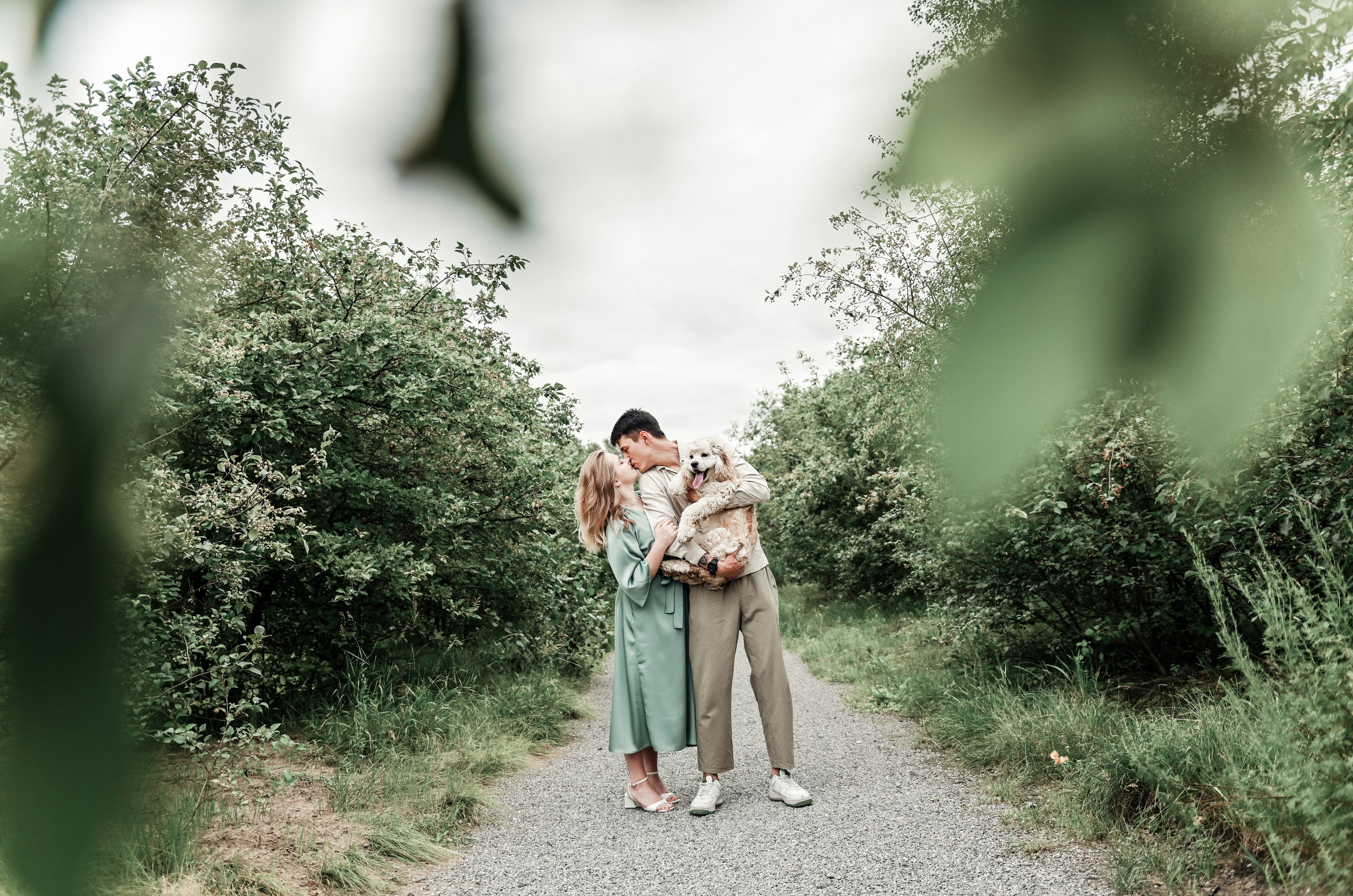 Love story прогулка вместе с песиком))). Свадебный, семейный, детский, контент фотограф в Омске Максим Ильин