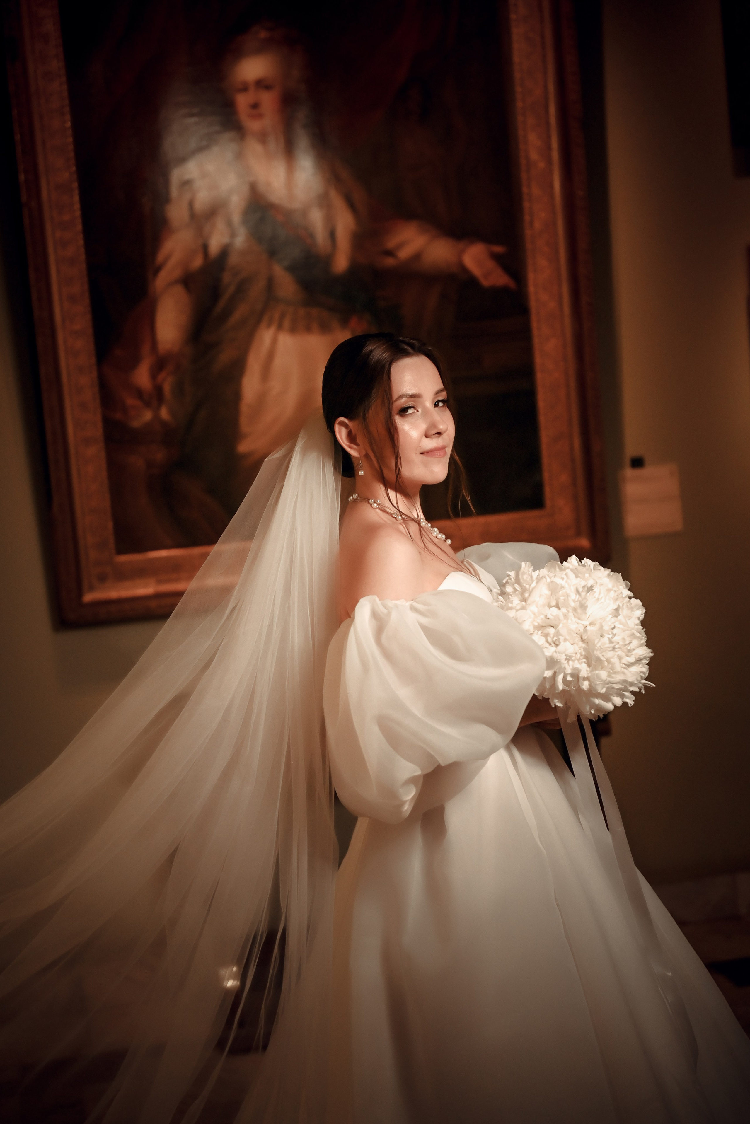 Небольшая свадебная серия в музее и прогулкой под дождем Эльмиры и Ризата. Свадебный, семейный, детский, контент фотограф в Омске Максим Ильин