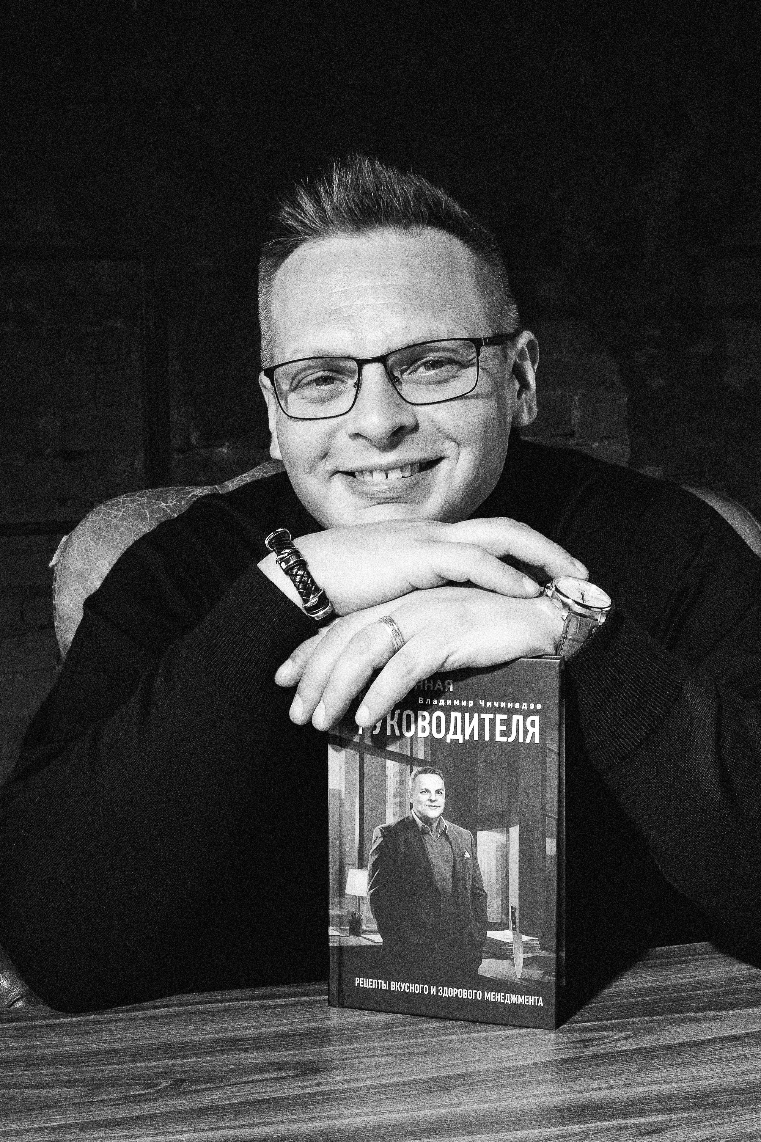 Консультирую по созданию образа и подбору одежды.    50% успеха идеального снимка зависят от выбранного моделью стиля одежды и сочетания цветов в кадре. Перед фотосъемкой, мы вместе выберем несколько интересных образов и определим общие цветовые гаммы снимков.    Подбираю красивые локации или фотостудию.    Помогу определиться с местом проведения фотосессии под Ваш вид съемки и идею будущего образа.    Помогаю с позированием, управляю процессом съемки    Не задумывайтесь над вопросом, как правильно вести себя перед камерой, какую позу принять, куда деть руки, как убрать скованность и неестественные позы. Доверьтесь мне. Я знаю, как сделать, чтобы Вы чувствовали себя комфортно и выглядели привлекательно!    Отбираю уникальные референсы для каждого клиента    В процессе подготовки я продумываю идею будущей съемки и подбираю работы известных фотографов с необходимым настроением в кадре, позами моделей и локацией в качестве ориентира. Это и есть референсы. Они помогут представить, какой результат фотосъемки мы хотим получить. Чтобы настроиться и вжиться в образ первые несколько кадров, мы сделаем на основе референсов, и, получив нужный настрой, перейдем к импровизации.    Провожу репортажные фотосъемки.    Если Вы не любите позировать или не хотите отвлекаться от какого-то важного события, я предложу Вам провести репортажную фотосъемку. Вы будете заниматься привычными делами: общаться, играть с ребенком, заниматься Вашим хобби и т.д. В это время я самостоятельно поймаю удачные кадры и красивые ракурсы.    Отбираю лучшие снимки, выполняю авторскую ретушь и цветокоррекцию каждой фотографии.    По моему мнению, модель должна одинаково хорошо выглядеть на всех фото, которые отдает фотограф. Я не предлагаю приобретать пакеты "10 фото в обработке + все удачные исходники" и т.п. Из отснятого материала я отбираю все удачные фотографии, удаляю дубли, выбираю от 20 лучших фото, провожу обработку каждого снимка и отдаю Вам законченный одинаково красивый результат.    Решаю любые организационные вопросы.    Забронировать студию, договориться с визажистом, найти красивые аксессуары или платье для съемки, организовать ассистентов и декорации - я сделаю все от меня зависящее ради хороших снимков.