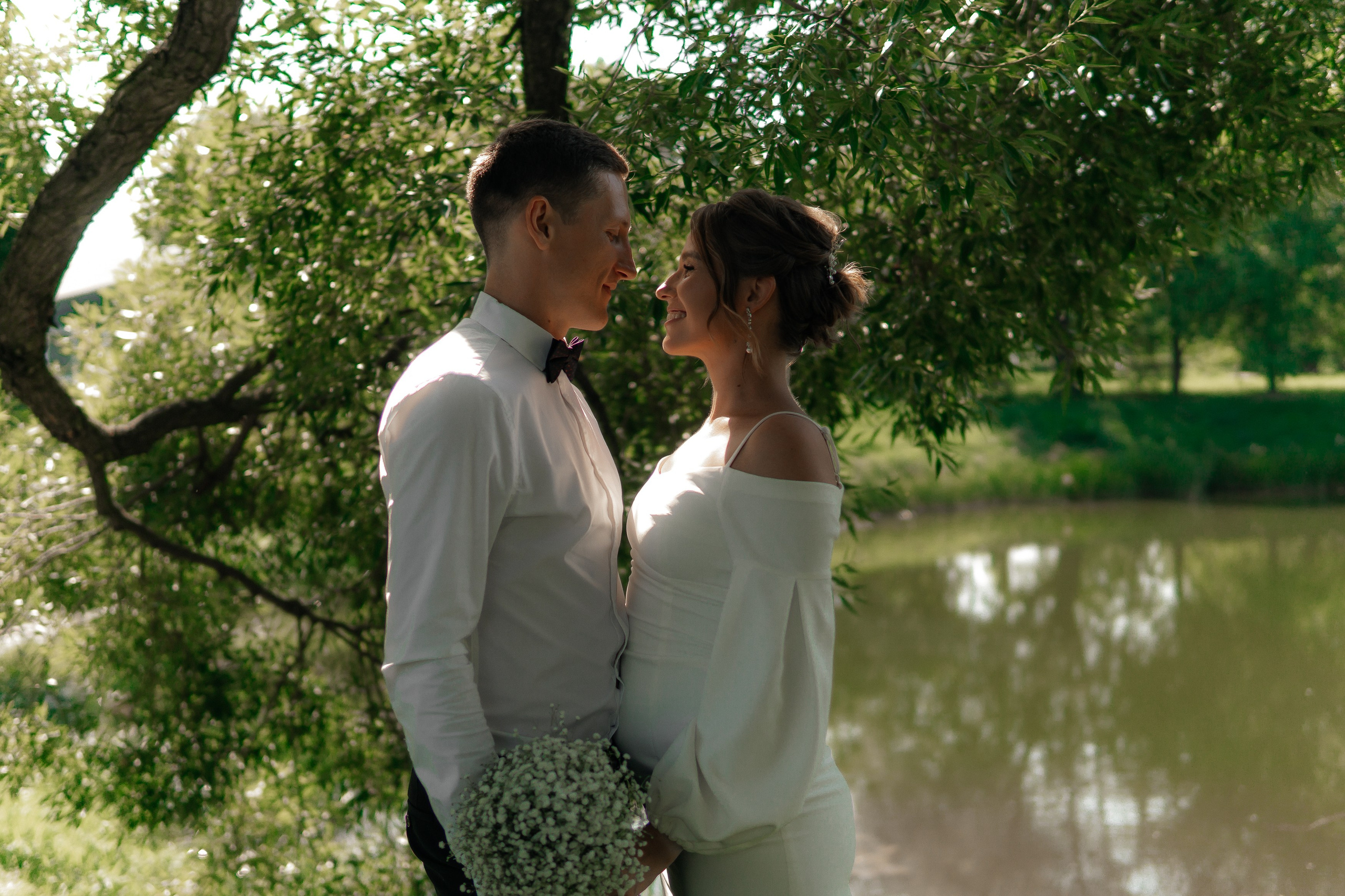 жених и невеста в полежаевском парке после загса красносельского района