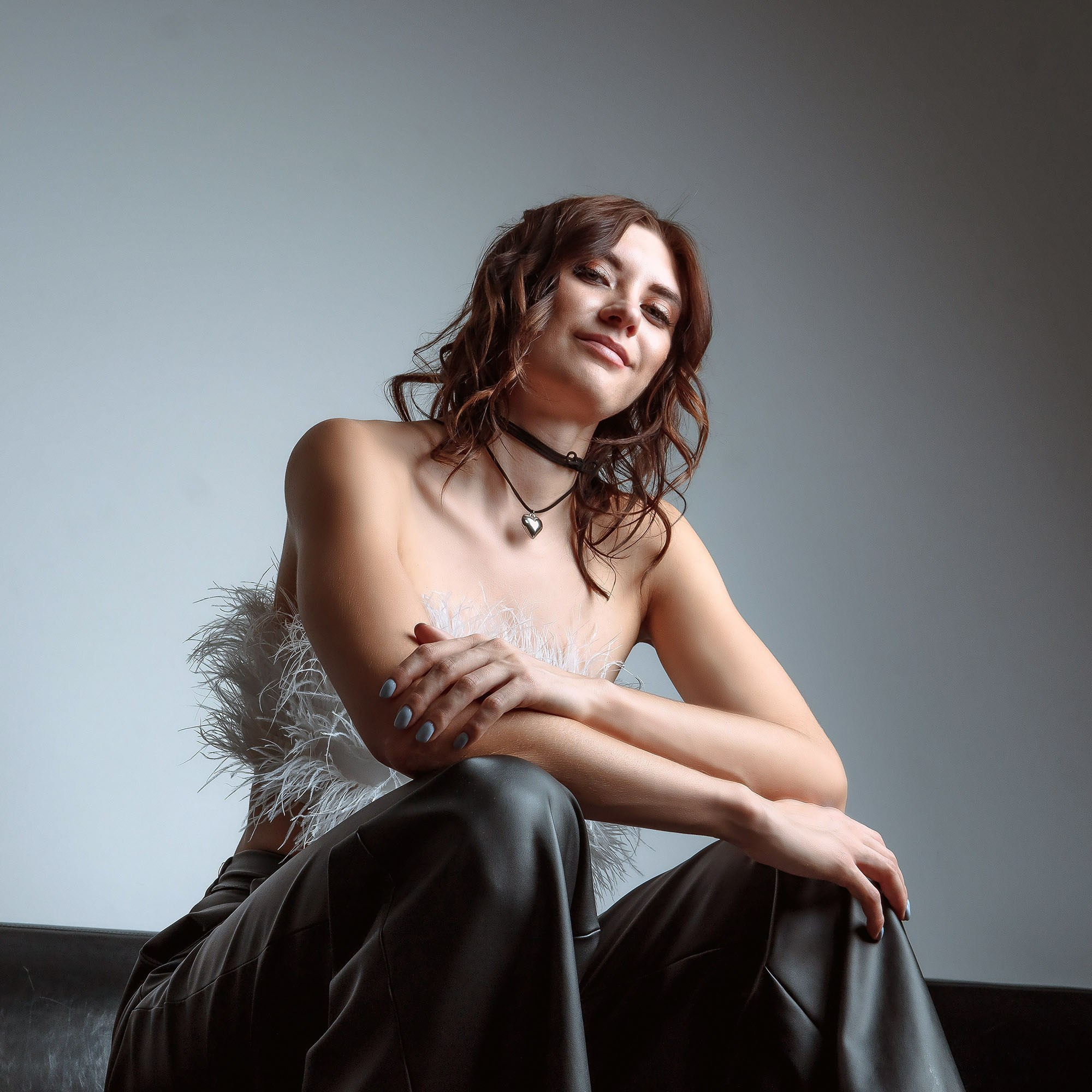 Фотосессия в тёмной студии