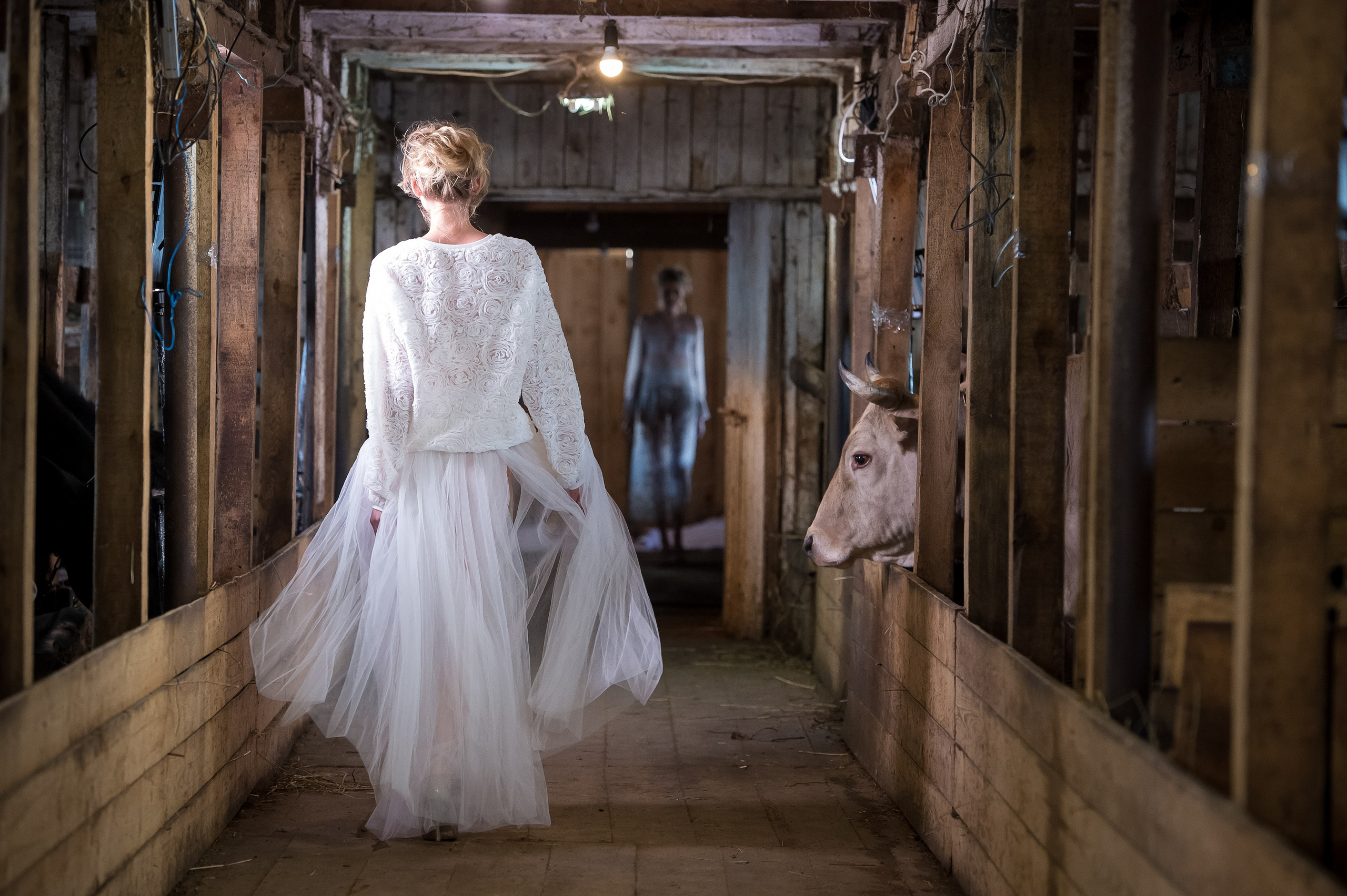 Jana Nedzvetskaya. Показ в коровнике. 2016. Дима Бабушкин. Фотограф. Подиум. Репортаж. Творчество. Дорого