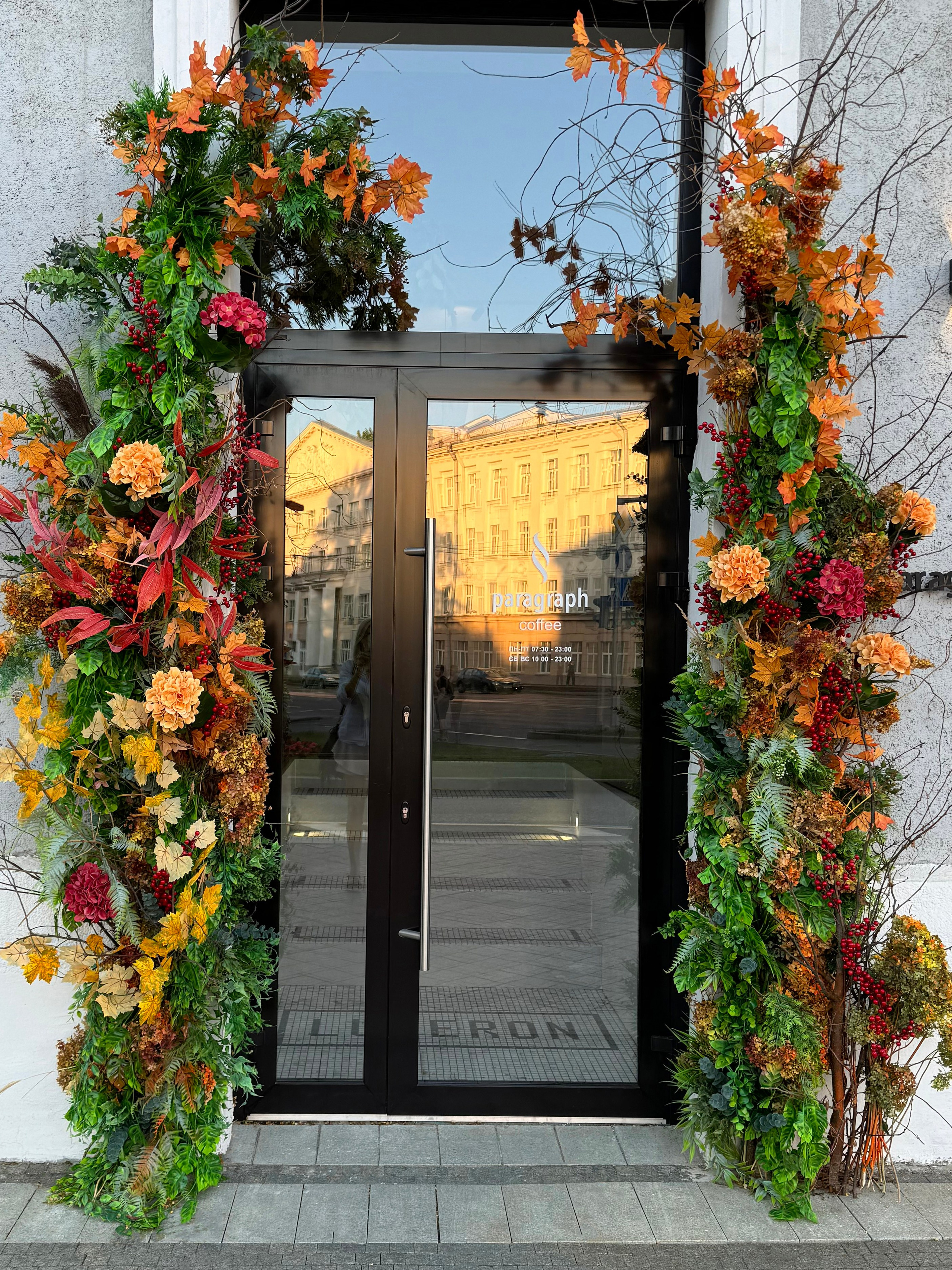 Осенний декор, дизайн и оформление входной группы заведения. Декоратор Алёна Шевелёва, Минск. 