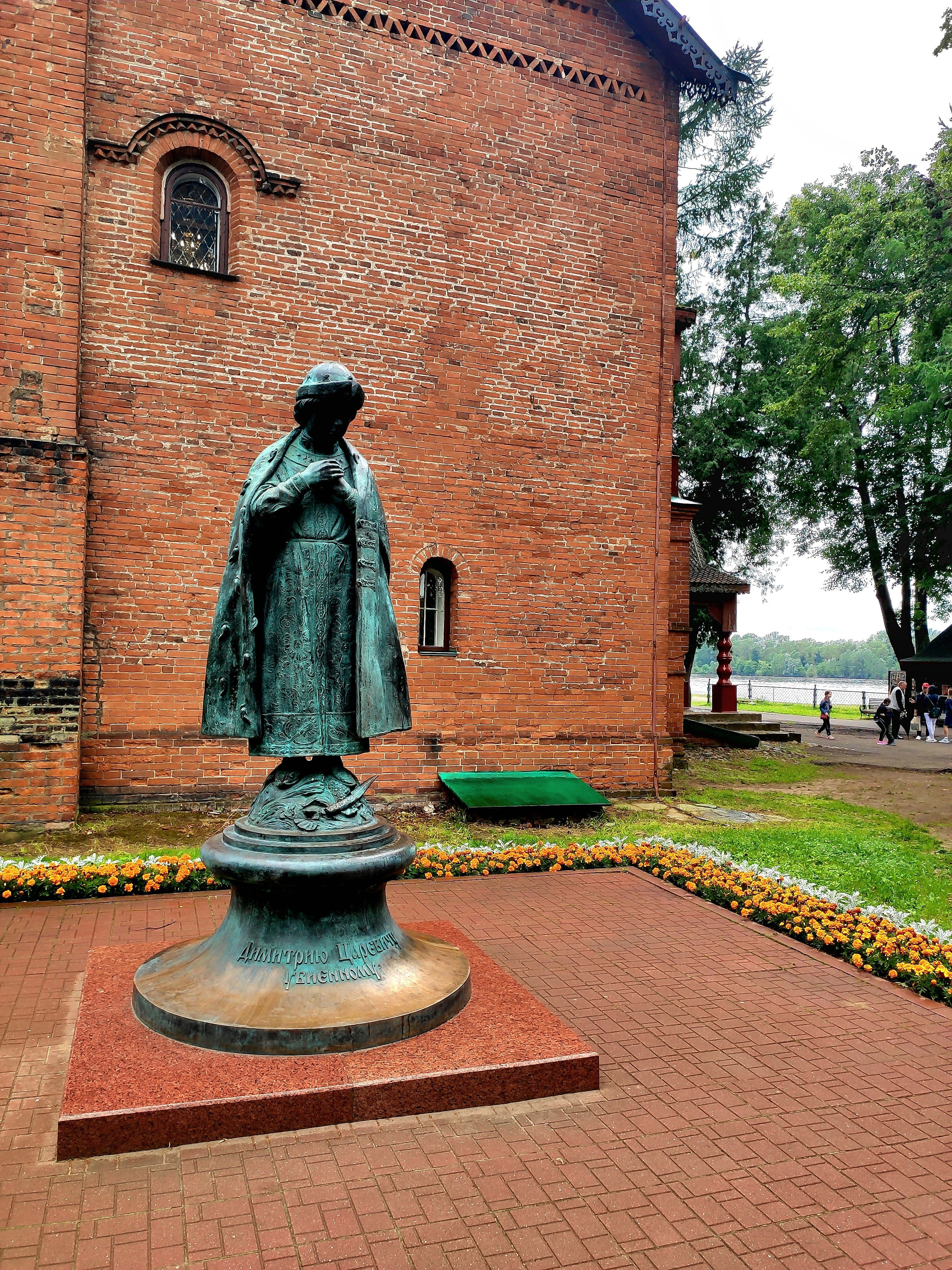 В этом дворце с 1584 г. жила в изгнании первая жена Ивана Грозного - Мария Нагая с сыном - царевичем Дмитрием. Здесь случилось таинственное убийство в 1591 г., оборвавшее род Рюриковичей.