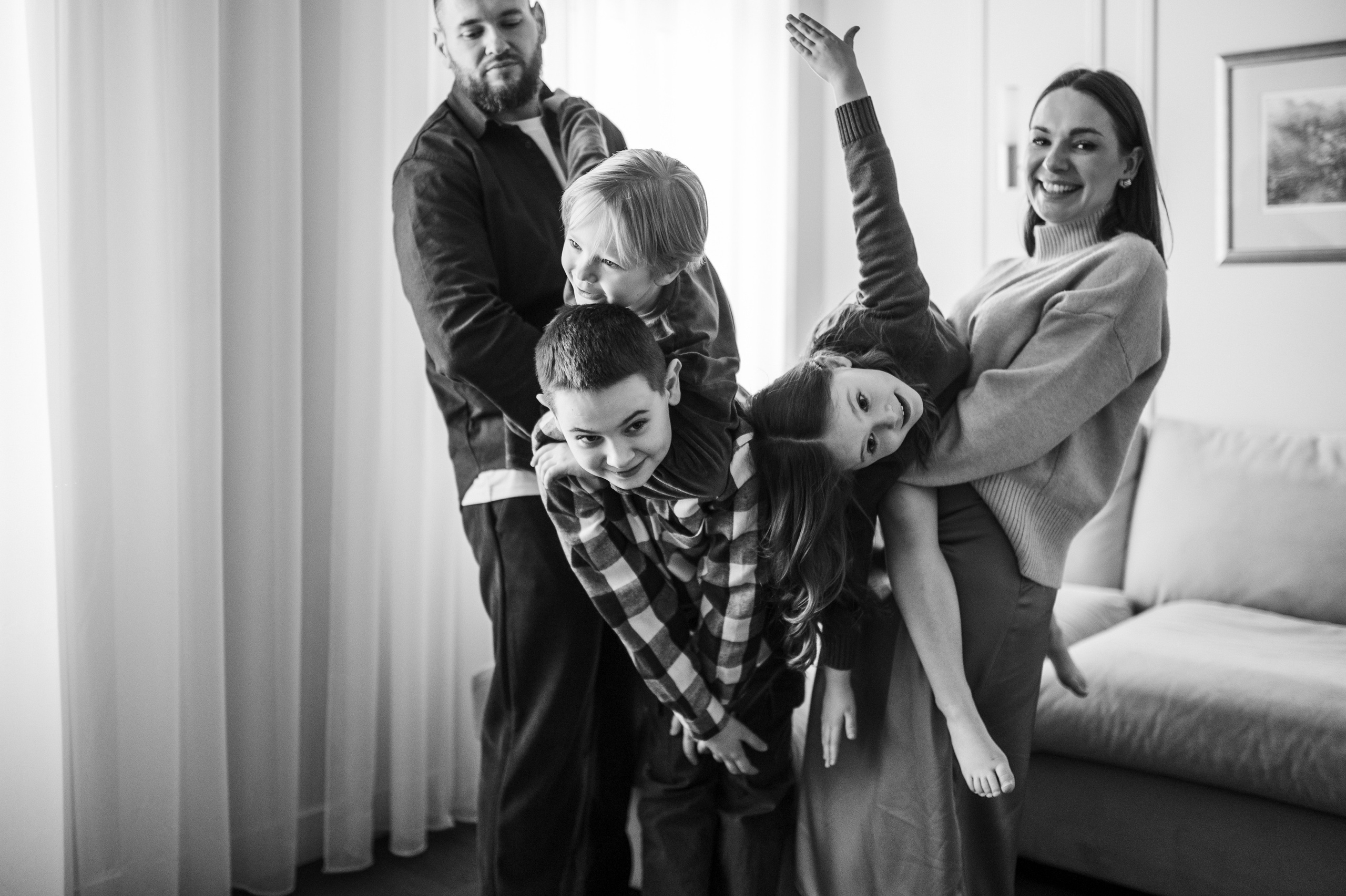 Валентин, Ирина, Евсей, Кира и Агата дома. Семейный и свадебный lifestyle-фотограф в Москве Мария Петрова