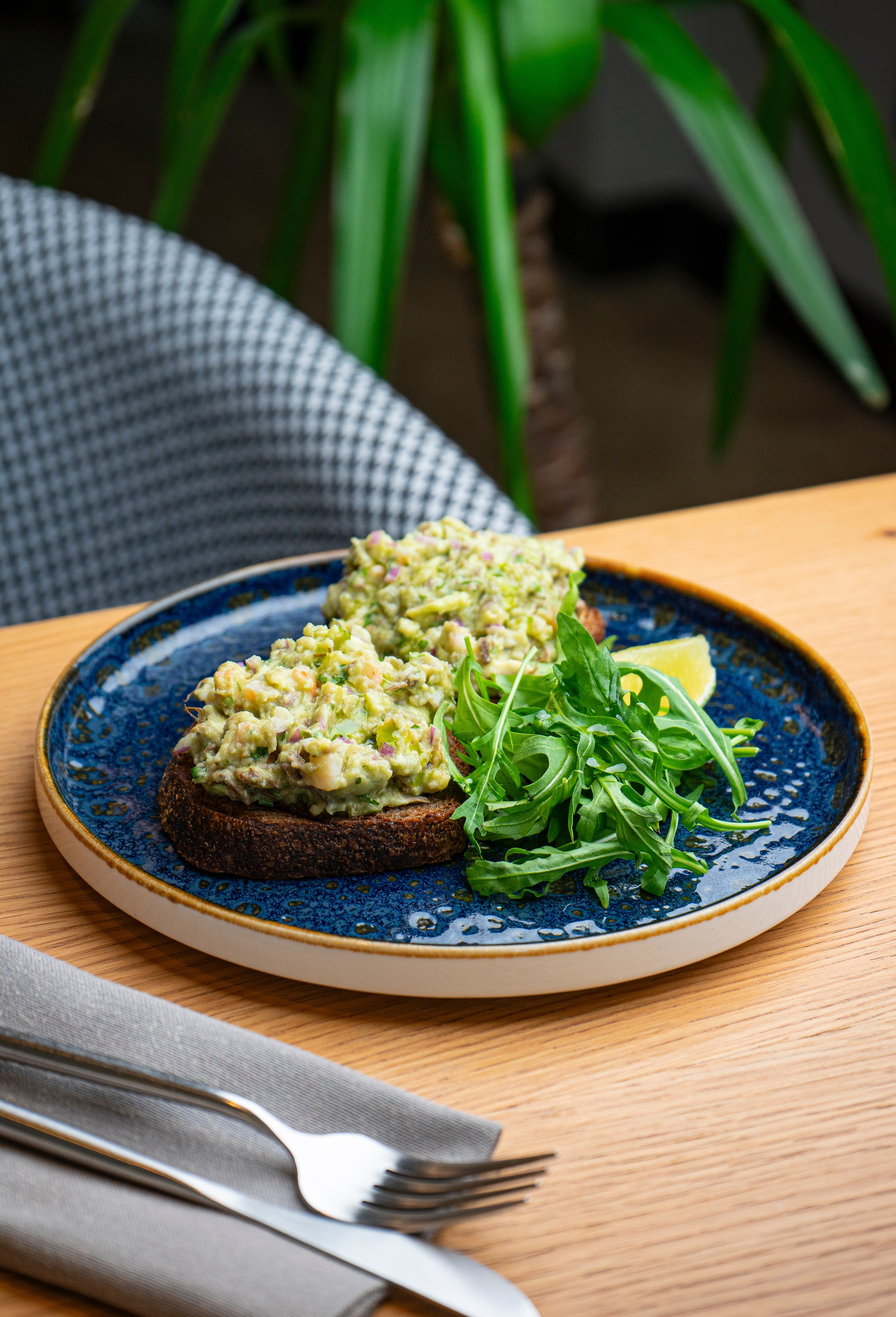 Тосты с авокадо, сёмгой и рукколой