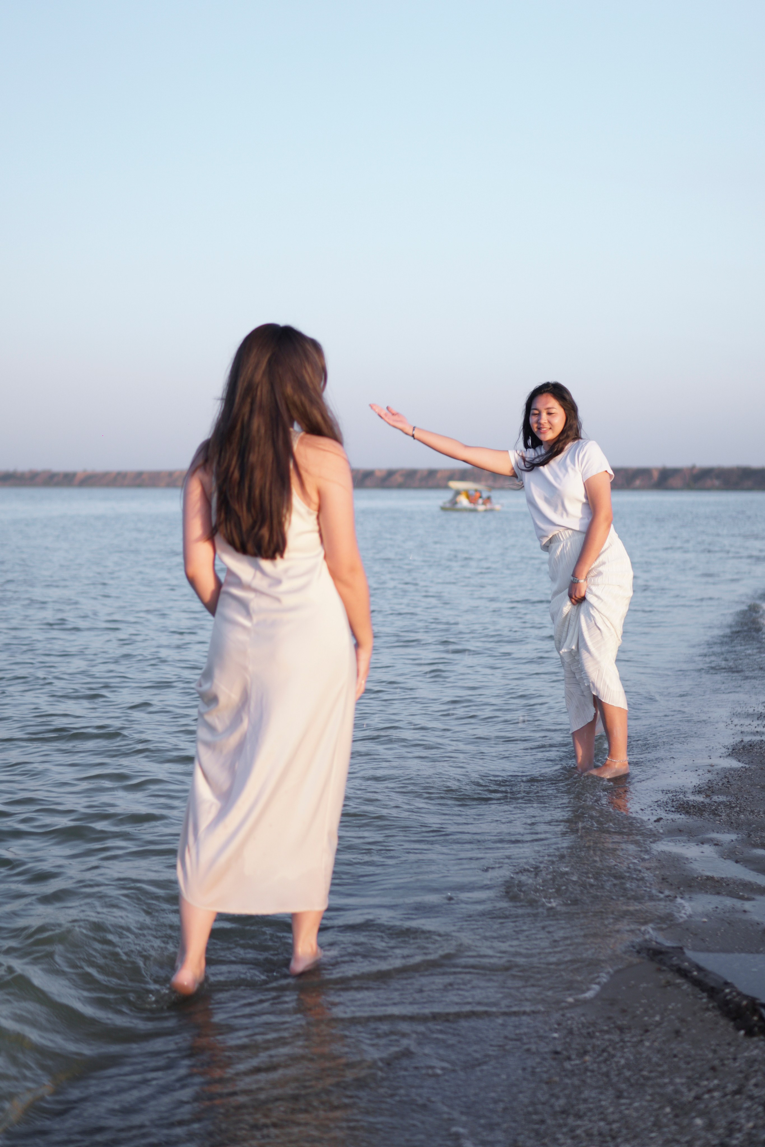 Сестры у моря в Ростове-на-Дону. Фотосессия за городом. Фотограф в Ростове-на-Дону Марина Мальцева