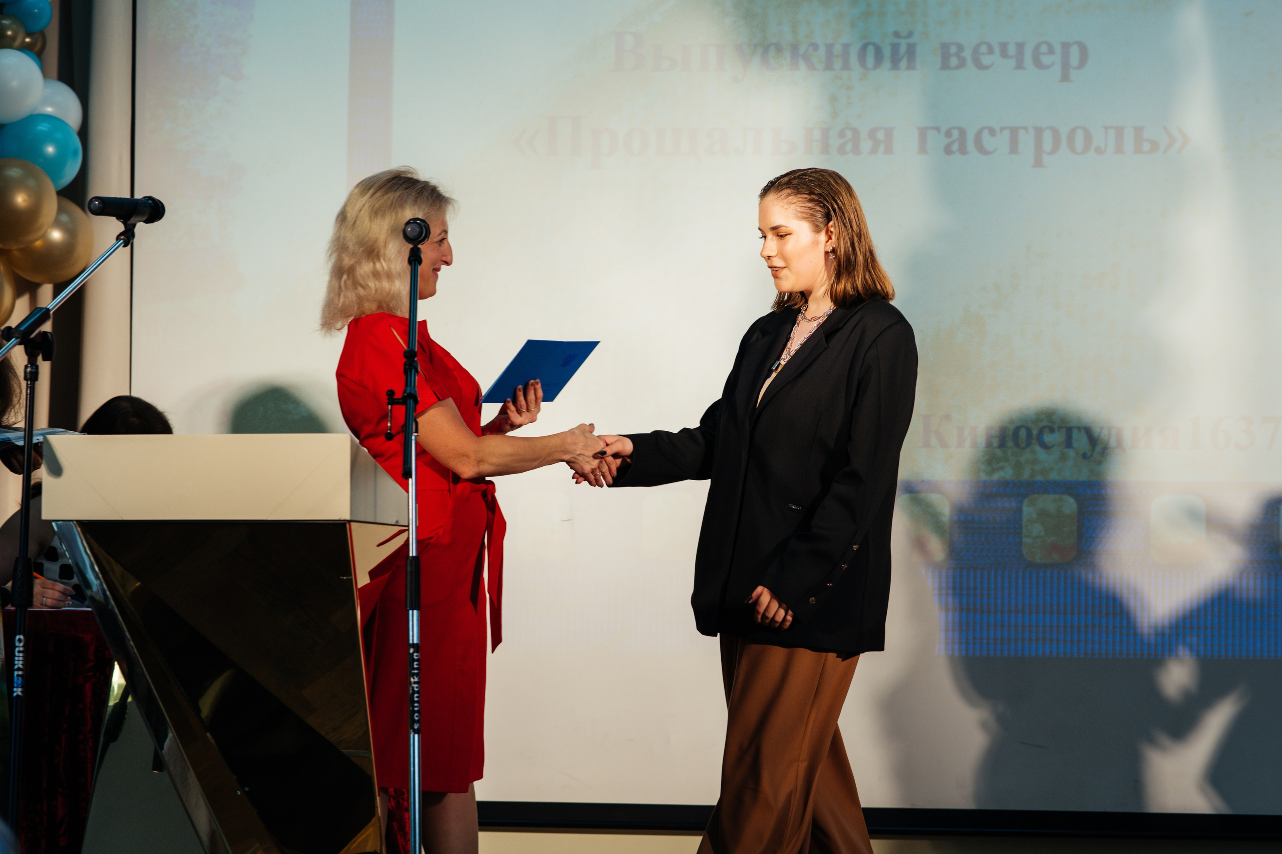 Вручение аттестатов. Выпускные альбомы в Подольске Москве и МО