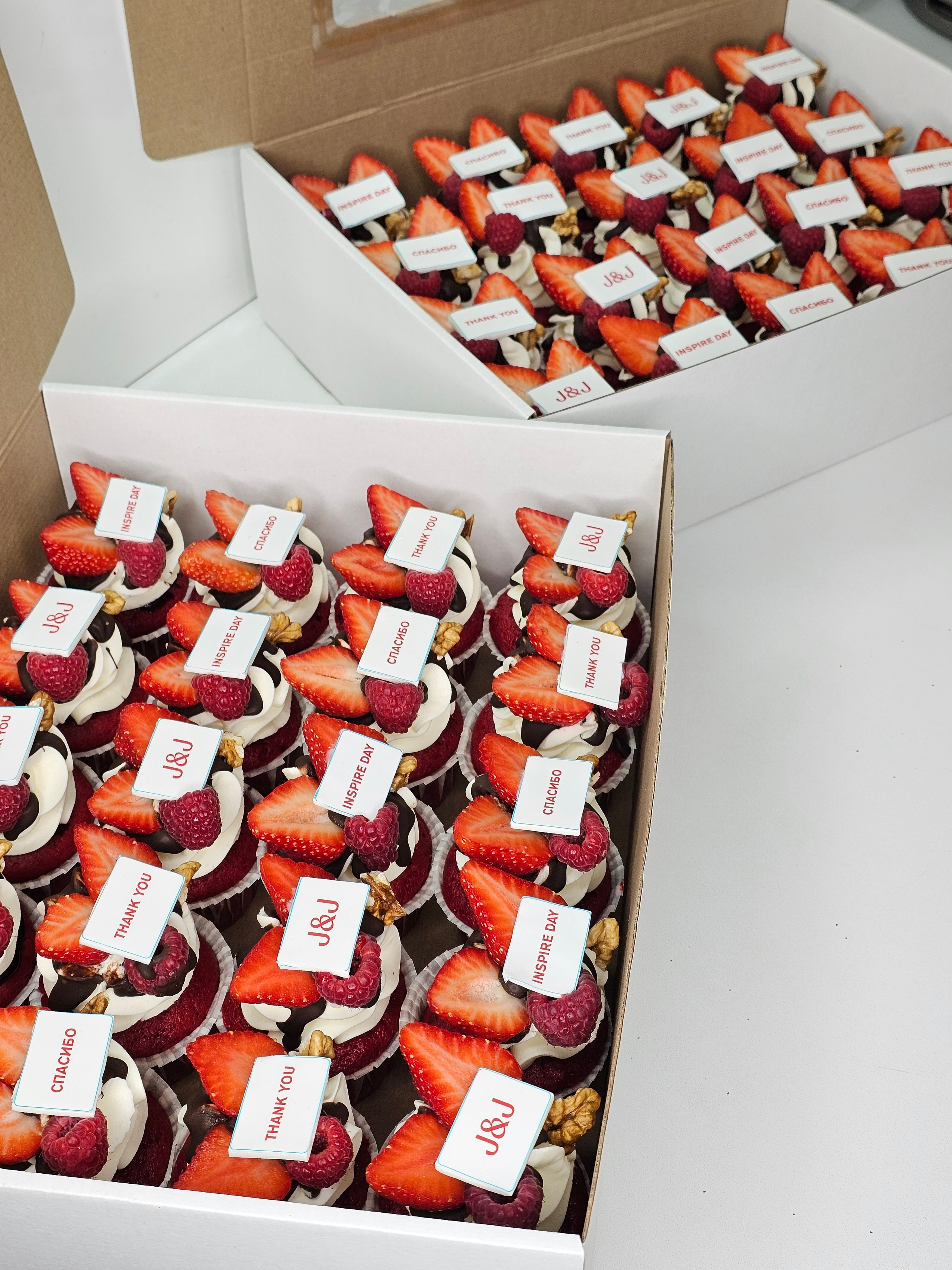 Капкейки фуршетные с логотипом. Katyasugarsugar капкейки, зефир, торты Москва