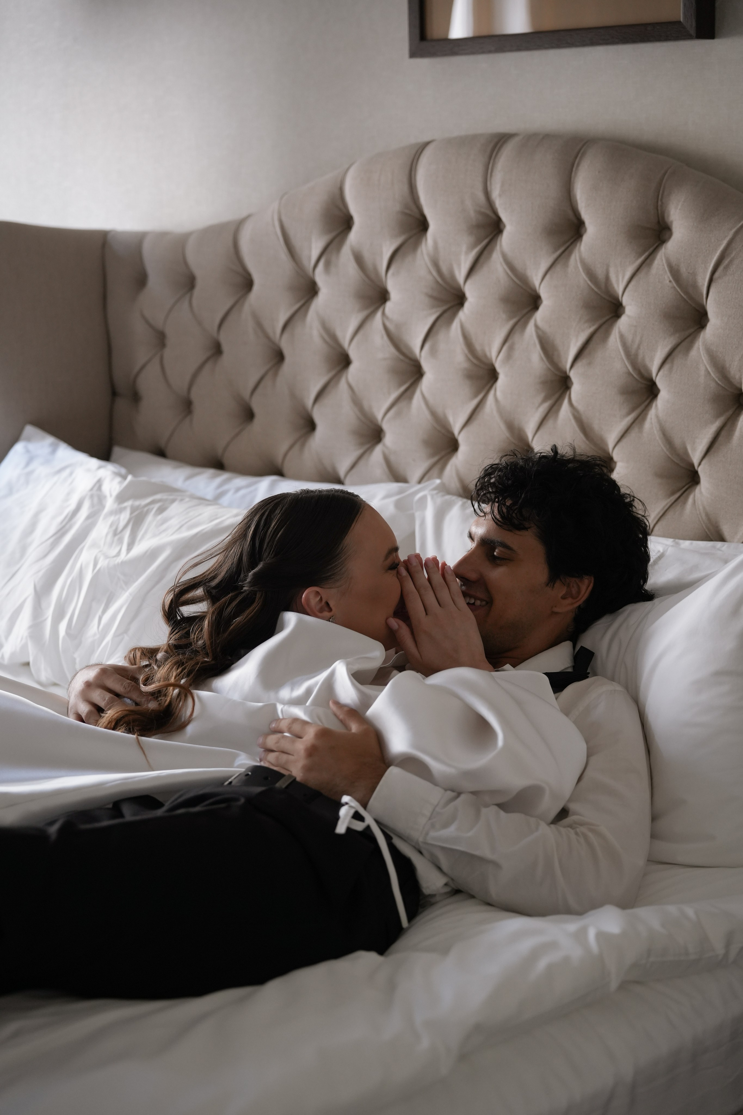 Свадебная фотосессия утра невесты и жениха в отеле Амбассадори