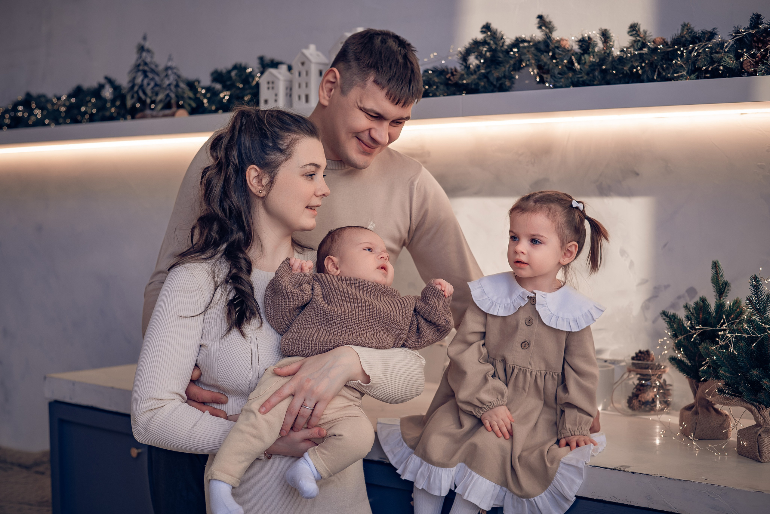 Виктория, Александр, Ванюша и Ариша. Фотографы крещения/венчания  Красноярск Татьяна и Вячеслав Переваловы