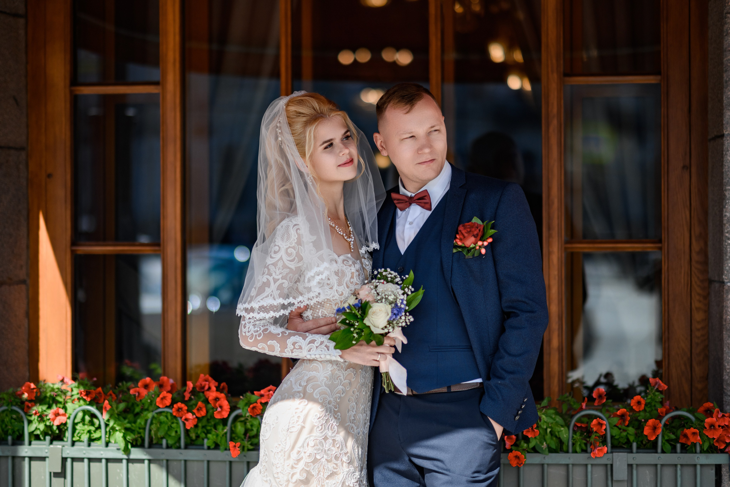 Профессиональная фотосессия в день свадьбы для жениха и невесты на улицах Санкт-Петербурга.