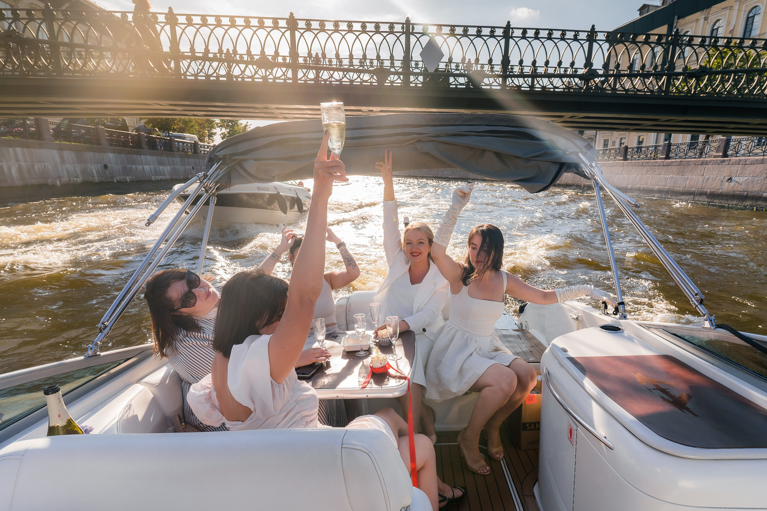 Фотосъемка девичника, встреча девушек, веселые женские портреты