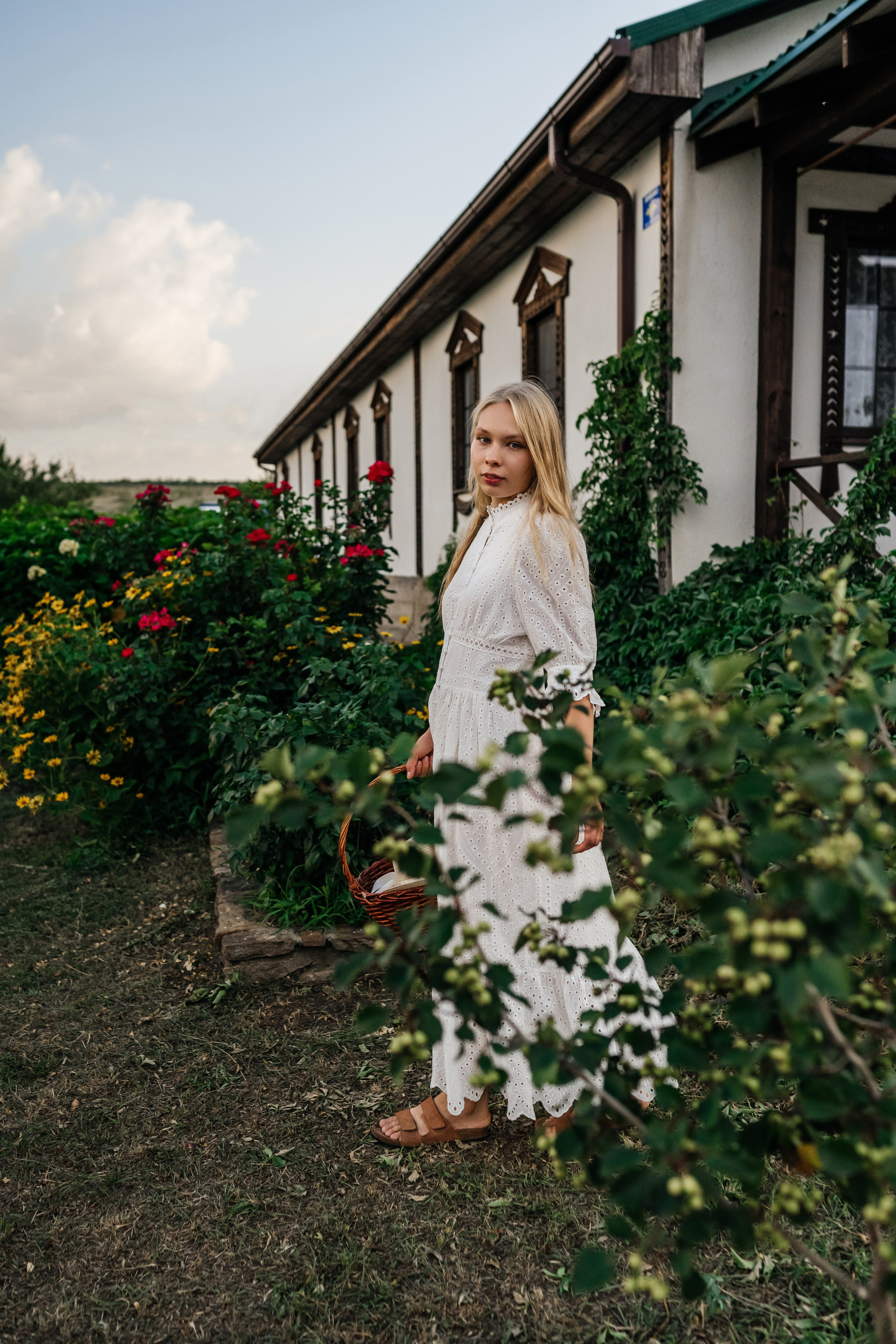 Девушка русская летом в деревне на природе. Фотограф в Каменске-Шахтинском Ольга Сагал
