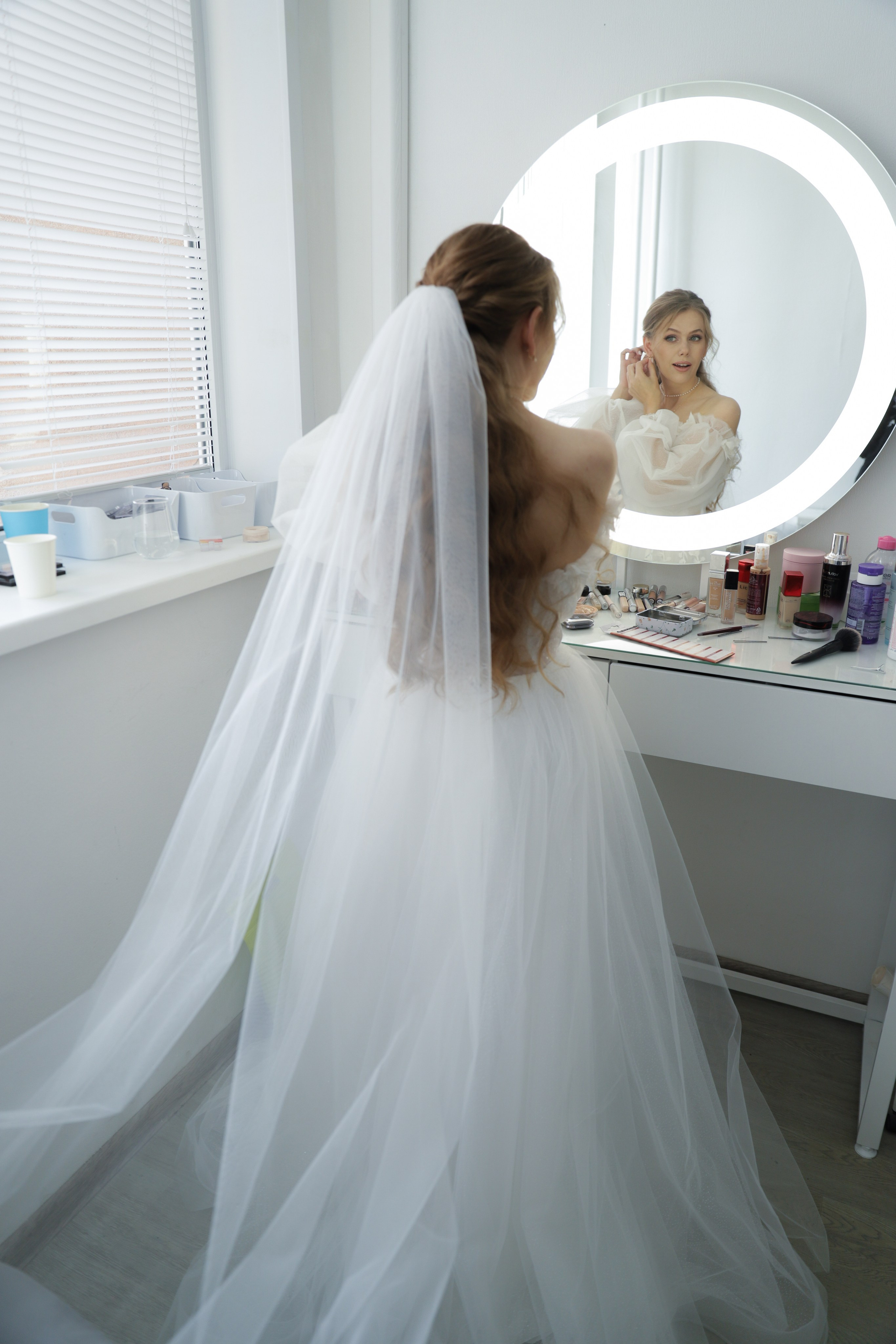 Сборы невесты Юлии. Портретный и репортажный фотограф в Казани