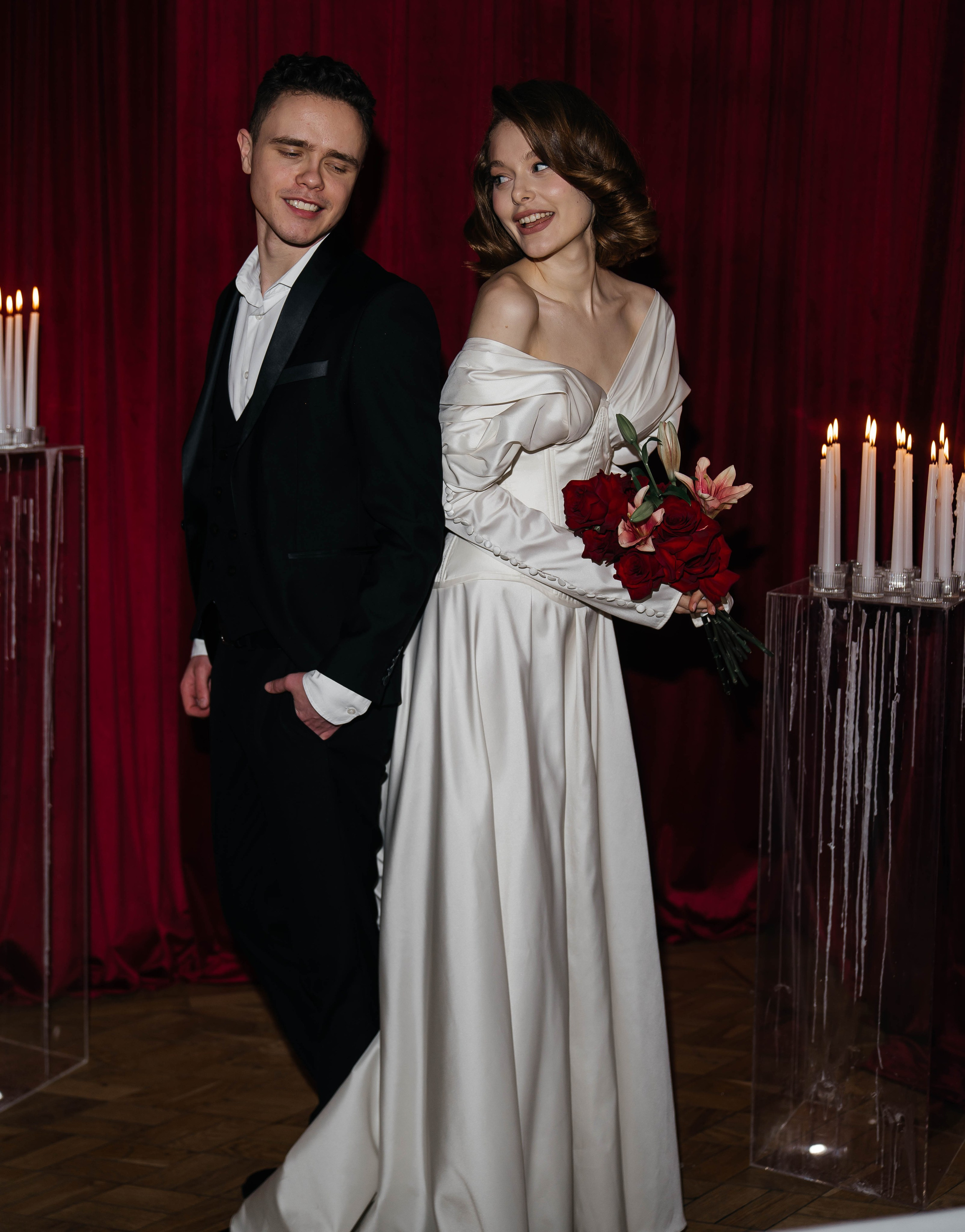 Жених и невеста на красном фоне