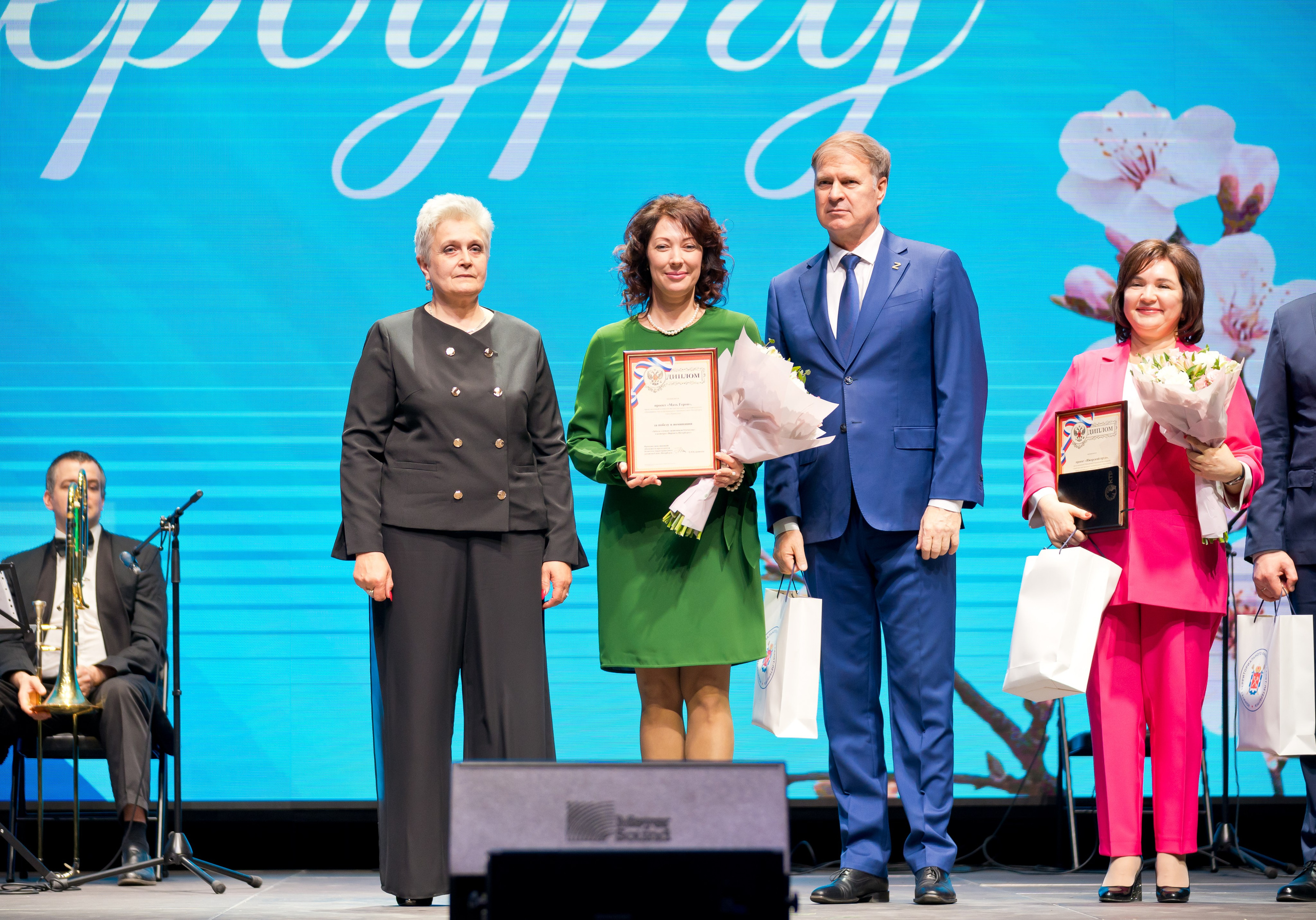 Лауреаты и организаторы на церемонии награждения Дня местного самоуправления в Санкт-Петербурге. Групповое фото с грамотами и букетами | Фото: Евгений Мальцев.