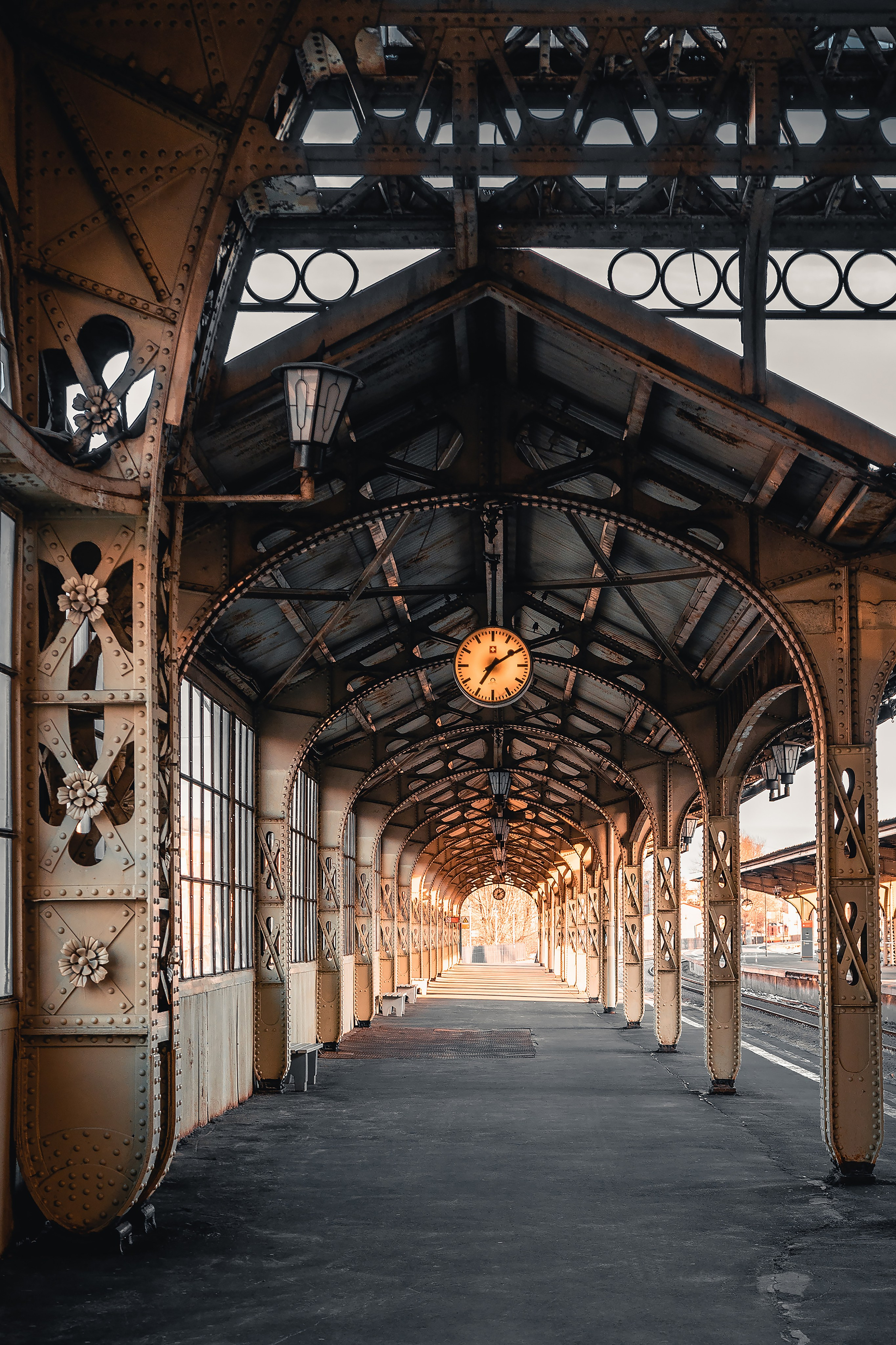  Витебский вокзал. Старинная платформа вокзала с круглыми часами и металлической конструкцией в Санкт-Петербурге, осенний свет, urban фотография Евгения Мальцева.