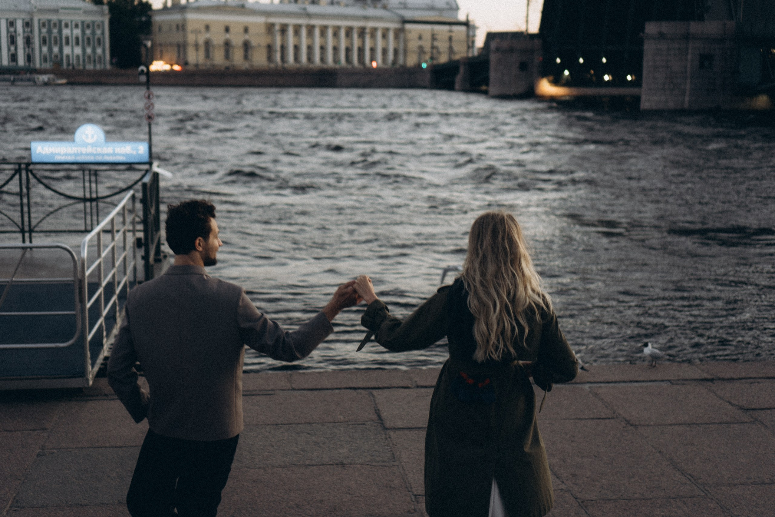 СВАДЕБНАЯ СЬЕМКА ПАРЫ НА РАССВЕТЕ В БЕЛЫЕ НОЧИ И ПРОГУЛКА С РАЗВОДНЫМИ МОСТАМИ И ПИКНИК ВОЗЛЕ ИСАКИЕВСКОГО СОБОРА. Профессиональный фотограф, Санкт-Петербург — Виктория Богомолова