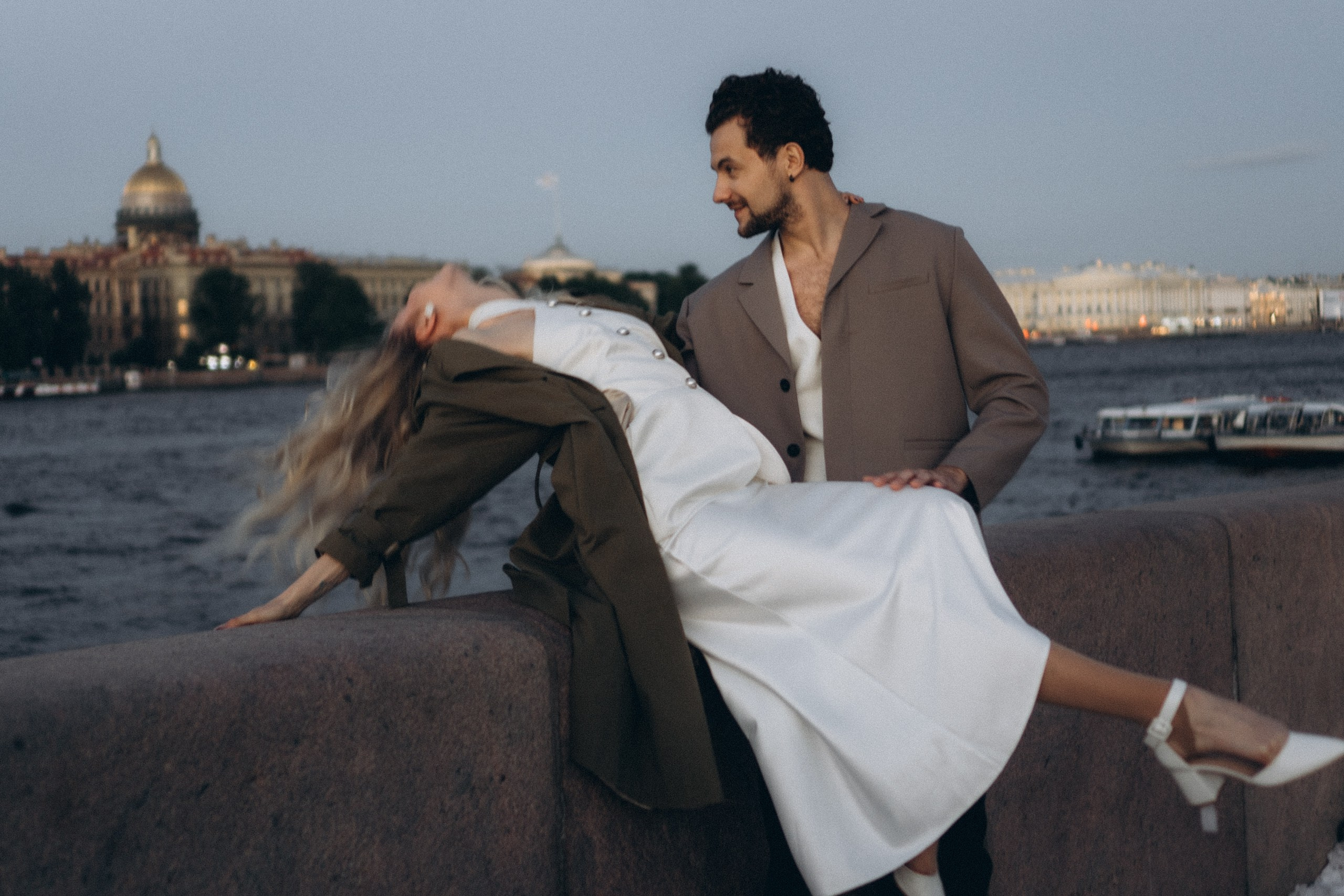 СВАДЕБНАЯ СЬЕМКА ПАРЫ НА РАССВЕТЕ В БЕЛЫЕ НОЧИ И ПРОГУЛКА С РАЗВОДНЫМИ МОСТАМИ И ПИКНИК ВОЗЛЕ ИСАКИЕВСКОГО СОБОРА. Профессиональный фотограф, Санкт-Петербург — Виктория Богомолова