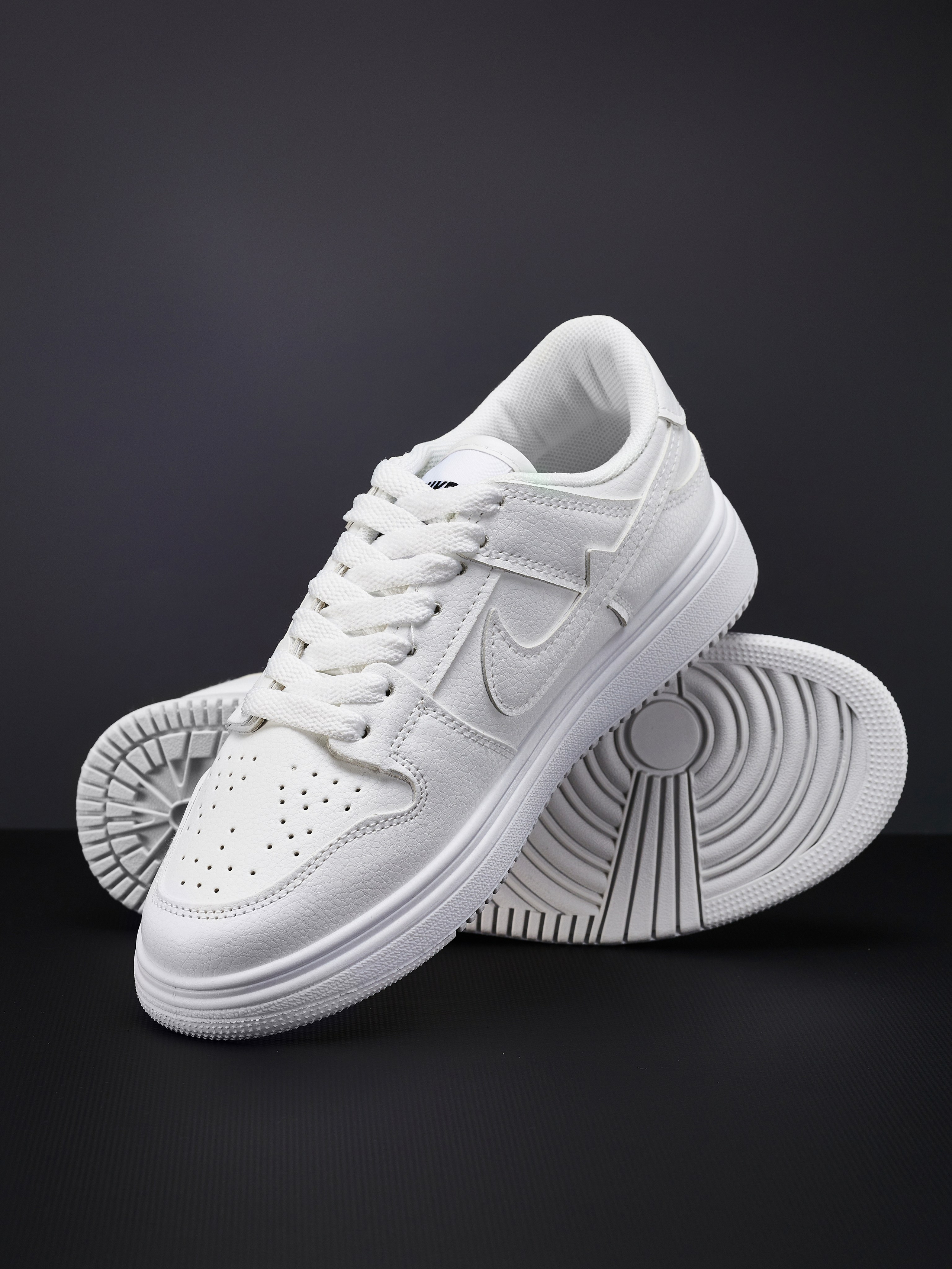 Кеды. Уютная студия предметной съемки для маркетплейсов в городе Москва