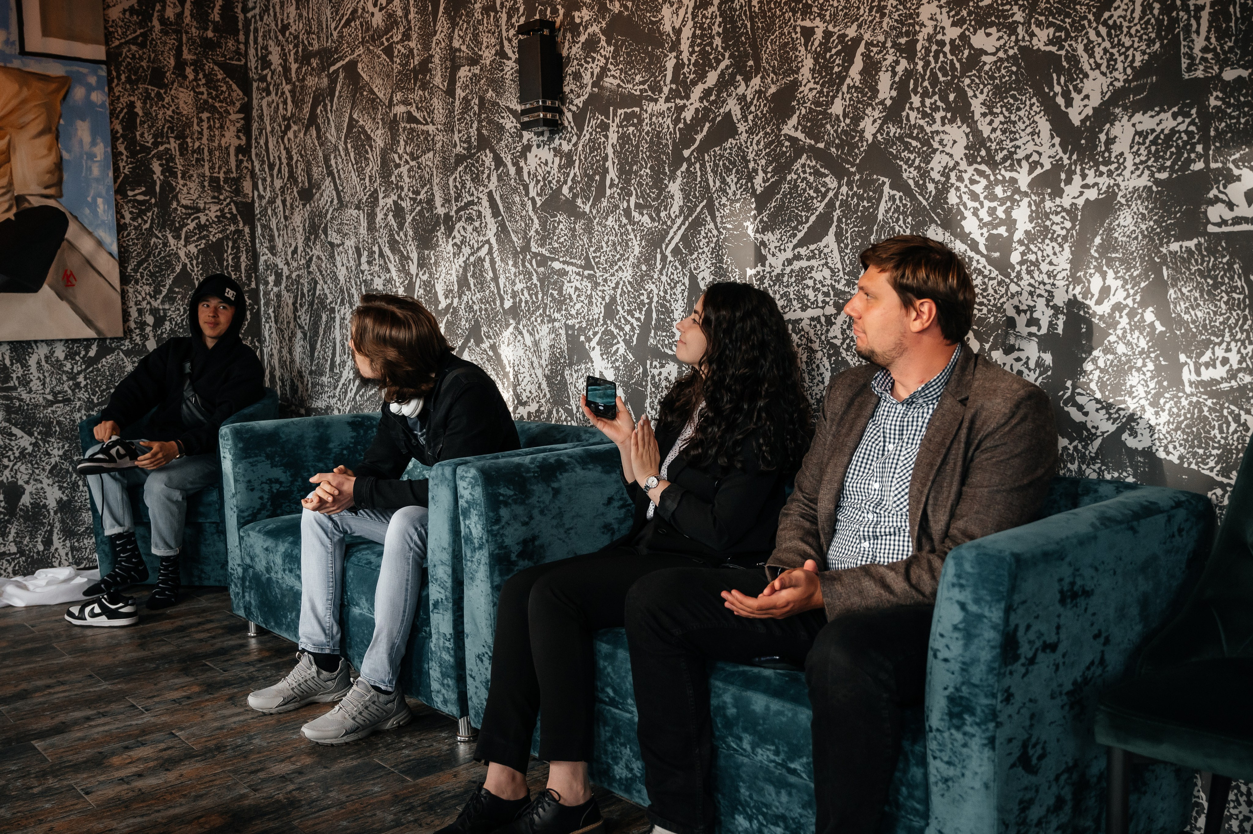 Презентация картины Карима в Париже. Фотограф Нижний Новгород