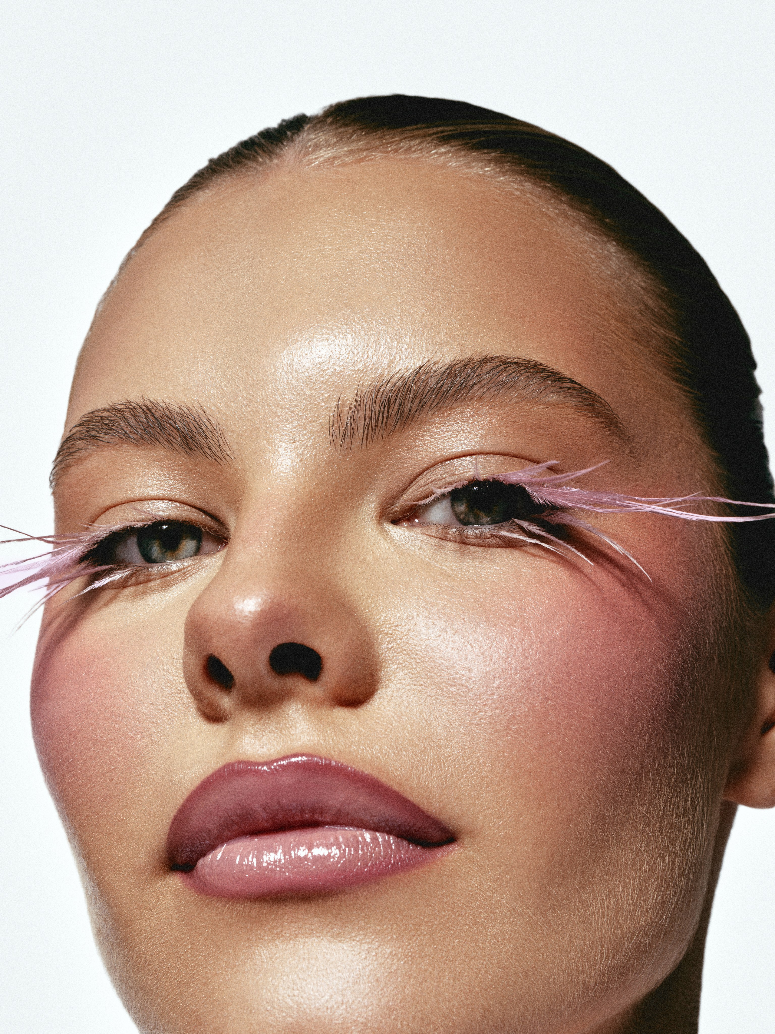 BEAUTY & FASHION. Retouch, post-production, color grading for stills