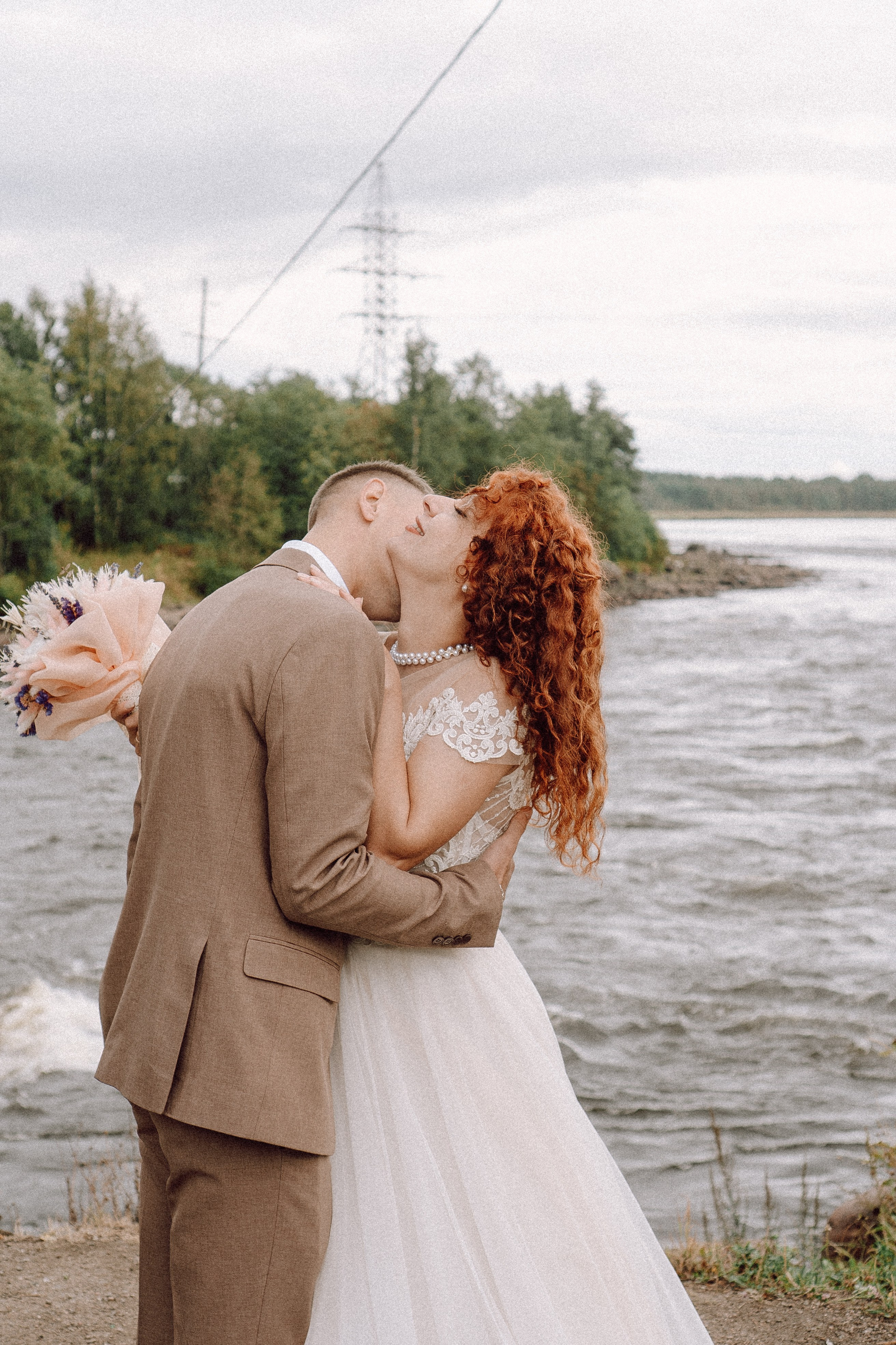 СВАДЕБНАЯ ФОТОСЕССИИЯ ПАРЫ В ГОРОДЕ ПРИОЗЕРСК В СОСНОВОМ ЛЕСУ И С ПИКАПОМ. Профессиональный фотограф, Санкт-Петербург — Виктория Богомолова