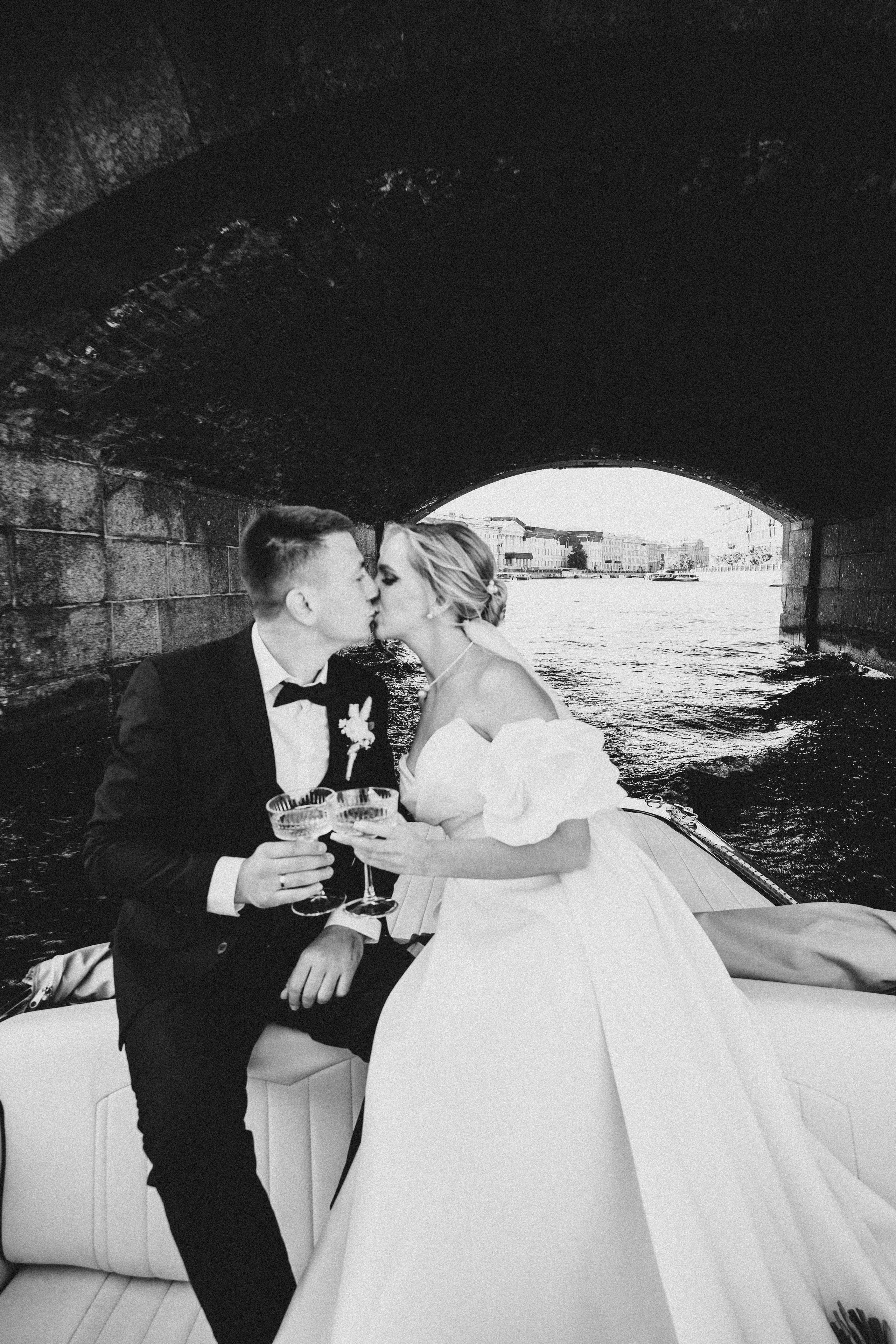 СВАДЕНБНАЯ СЬЕМКА НА КАТЕРЕ ПО КАНАЛАМ САНКТ-ПЕТЕРБУРГА И В АКВАТОРИИ НЕВЫ. Профессиональный фотограф, Санкт-Петербург — Виктория Богомолова