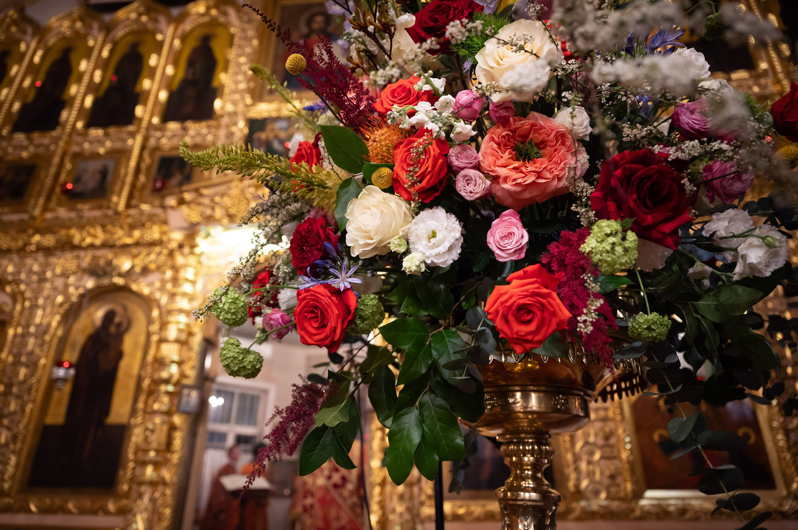 Храм Преображения Господня в Богородском. Цветы на Пасху. Антон и Татьяна Денисенко — В храме