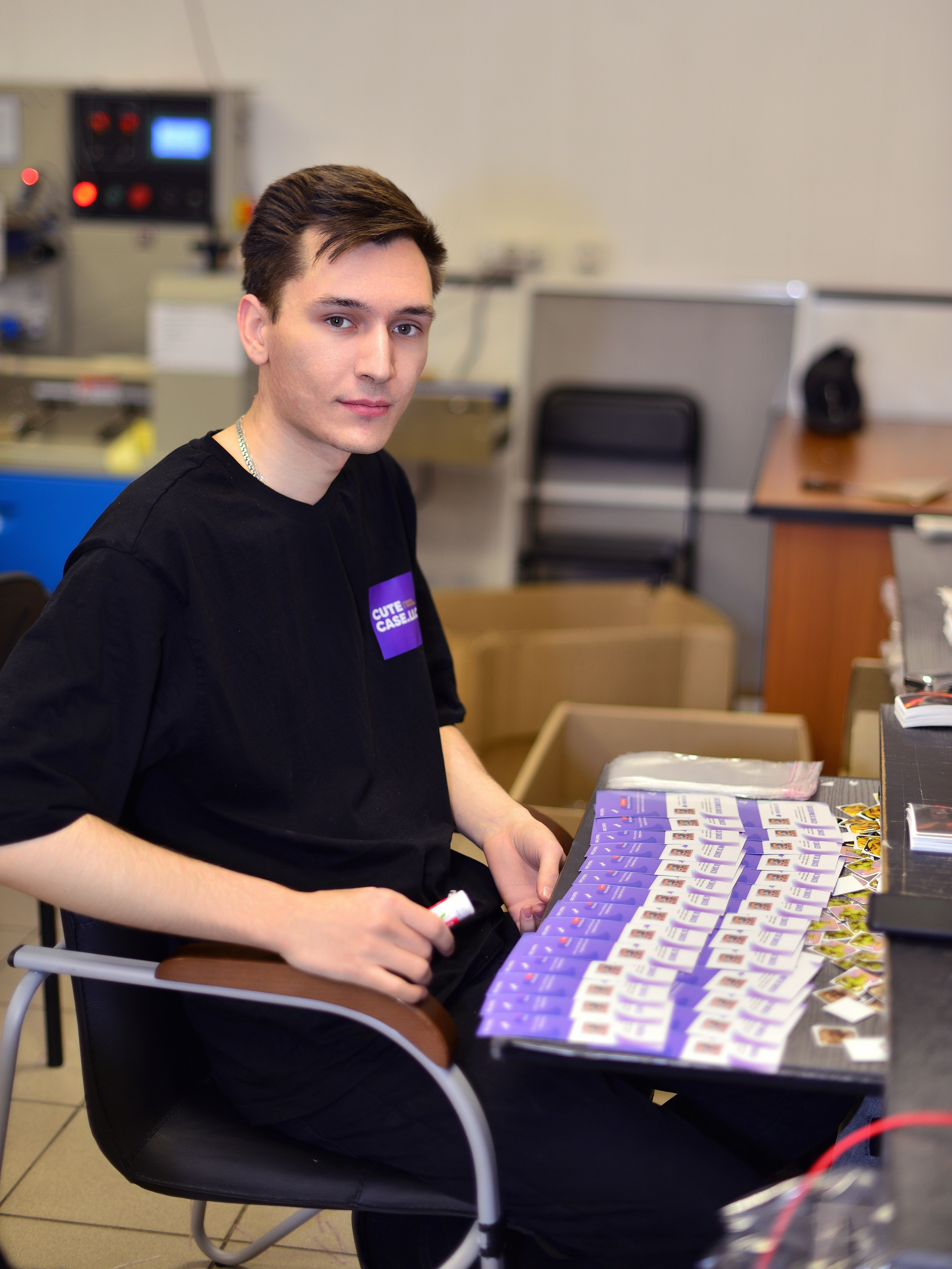 Производство 3D стикеров. Фотограф Сергей Сергеев