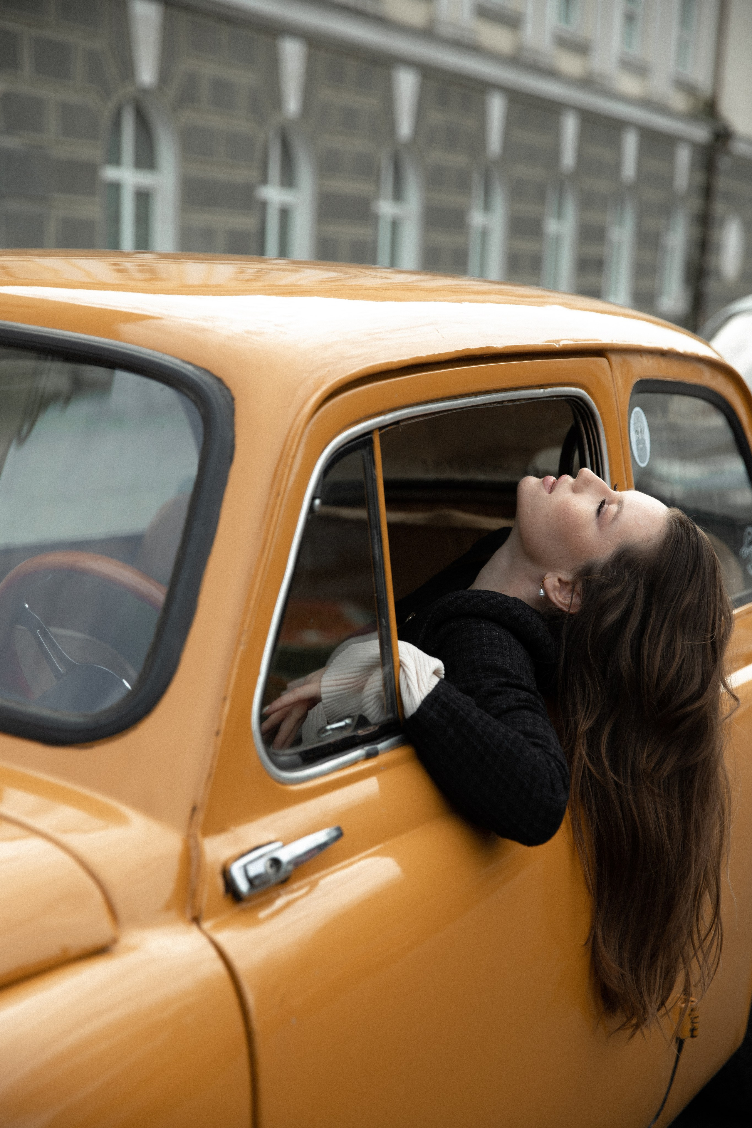 Женская фотосессия с ретро авто. Свадебный фотограф Бакрымова Валентина