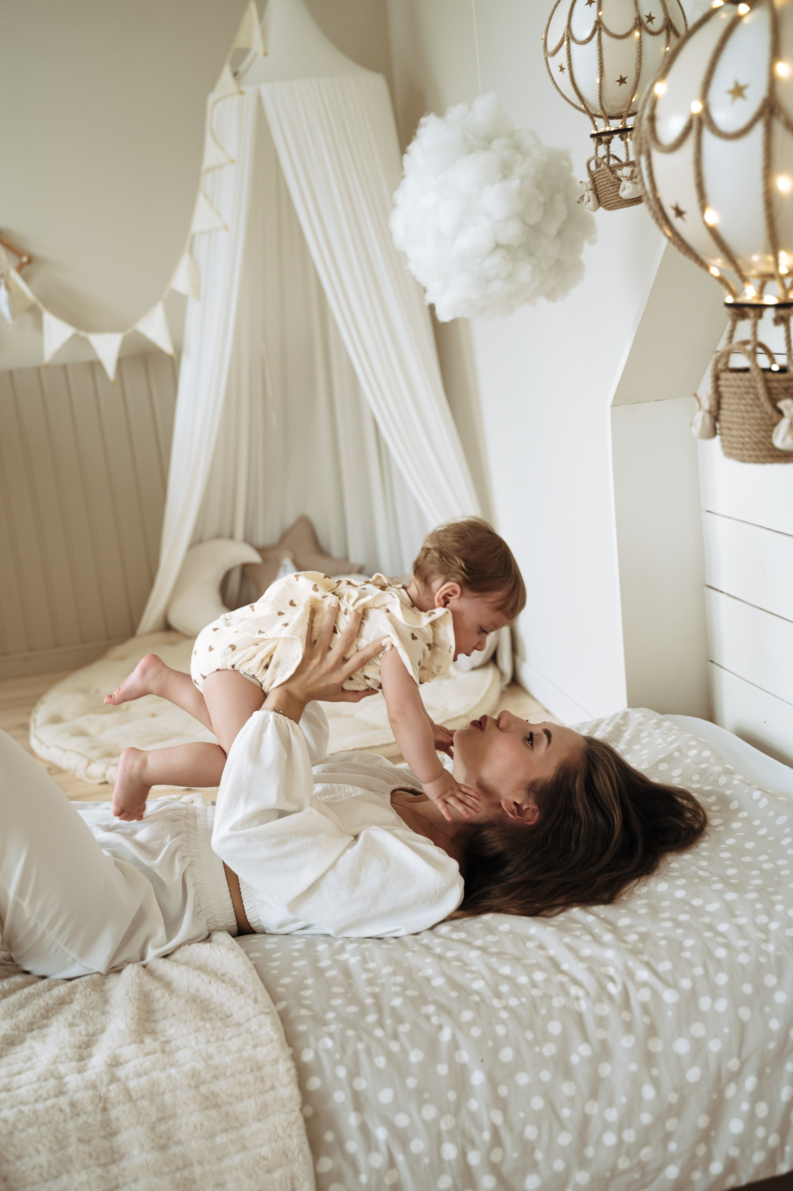 мама и ребенок обнимаются на кровати фото