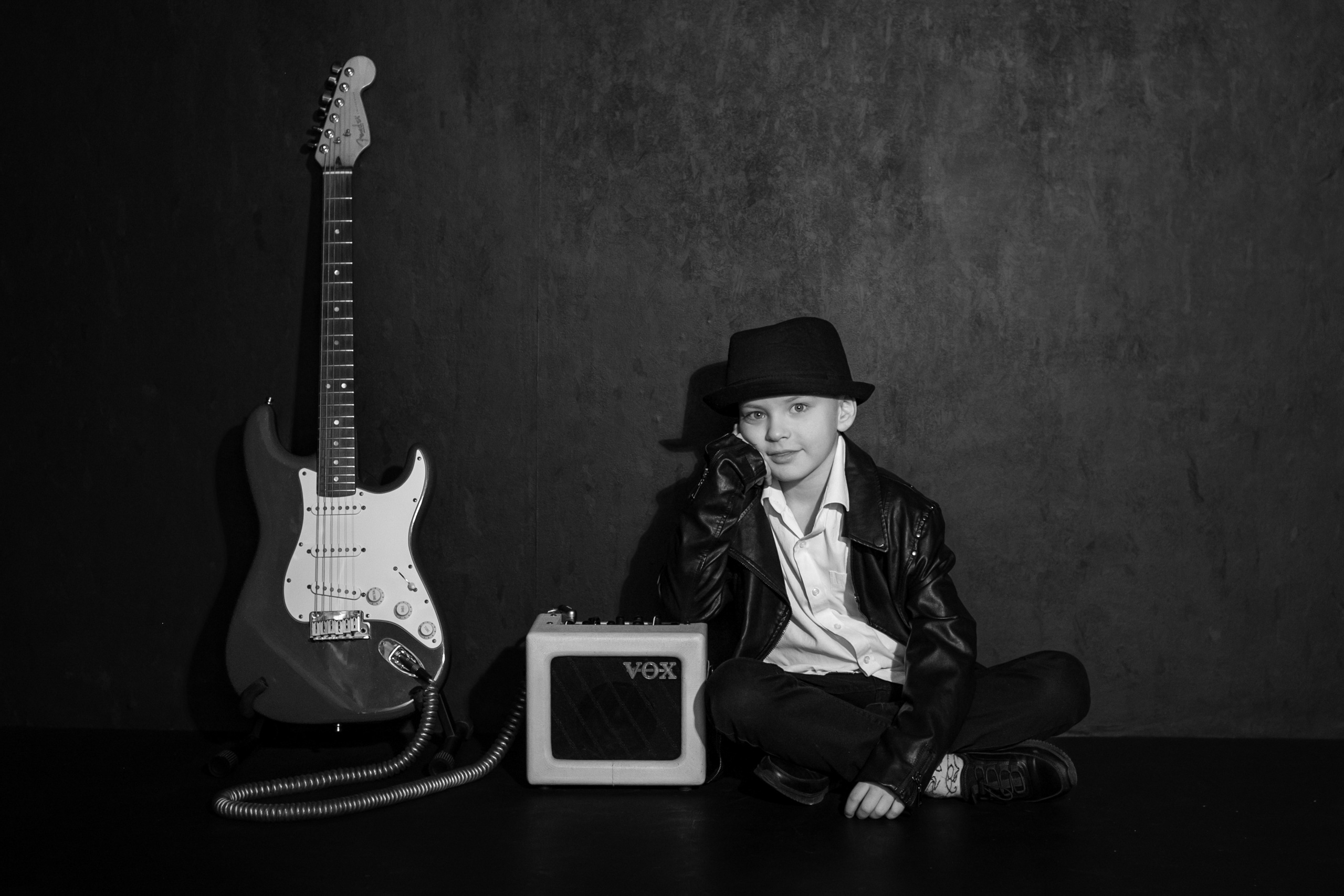 Фото с гитарой. Надежда Рыжова, портретная и контент-съемка в Челябинске