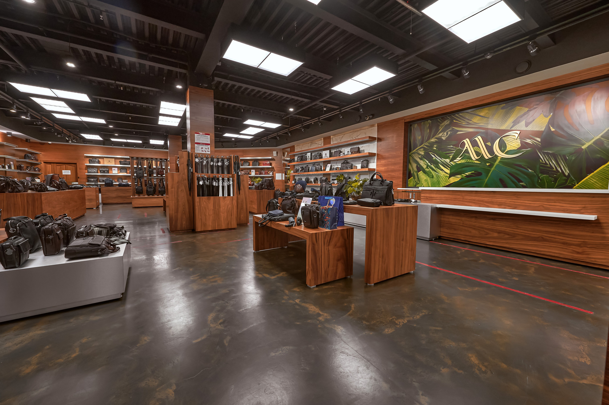 Портфолио по интерьерной и экстерьерной фотосъёмки: Мир сумок — Левый берег. Фотограф Яковлев Роман — Красноярск