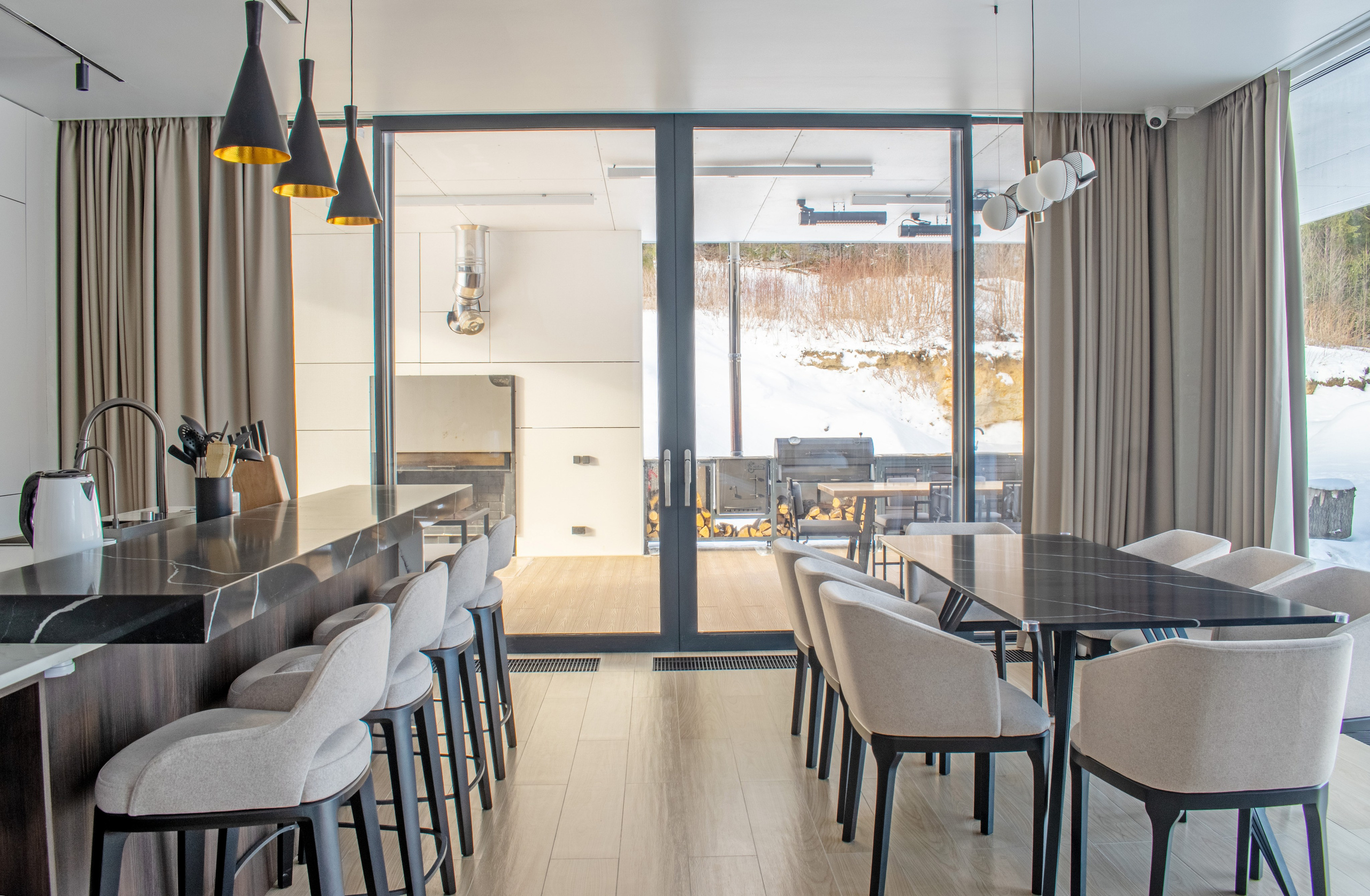 Интерьер элитного гостевого дома в Карелии в Сортавальском районе. Фотосъемка кухонной зоны с большими панорамными окнами.